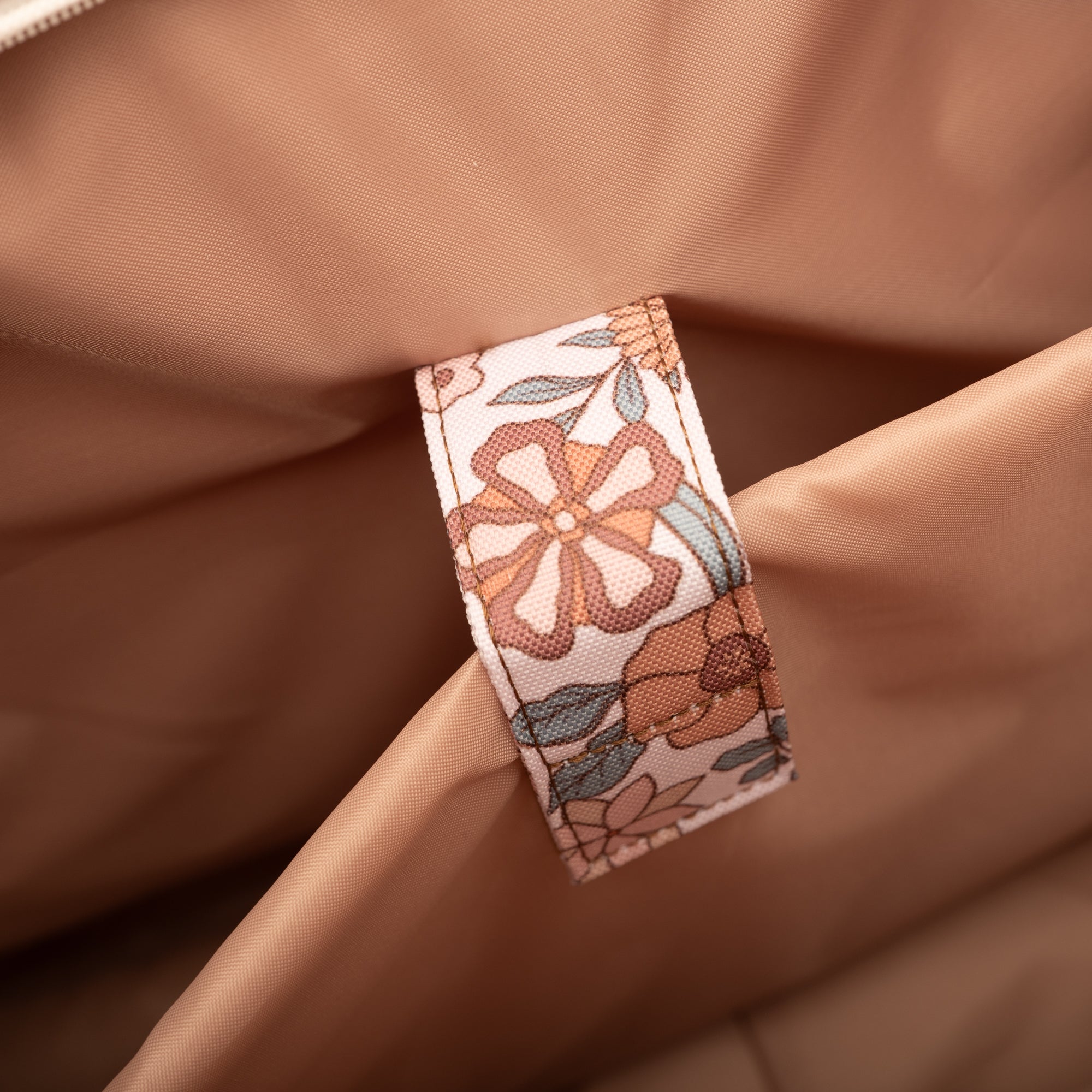 Travel Mom Bag met kleine bloemen – rust en ruimte in één tas.