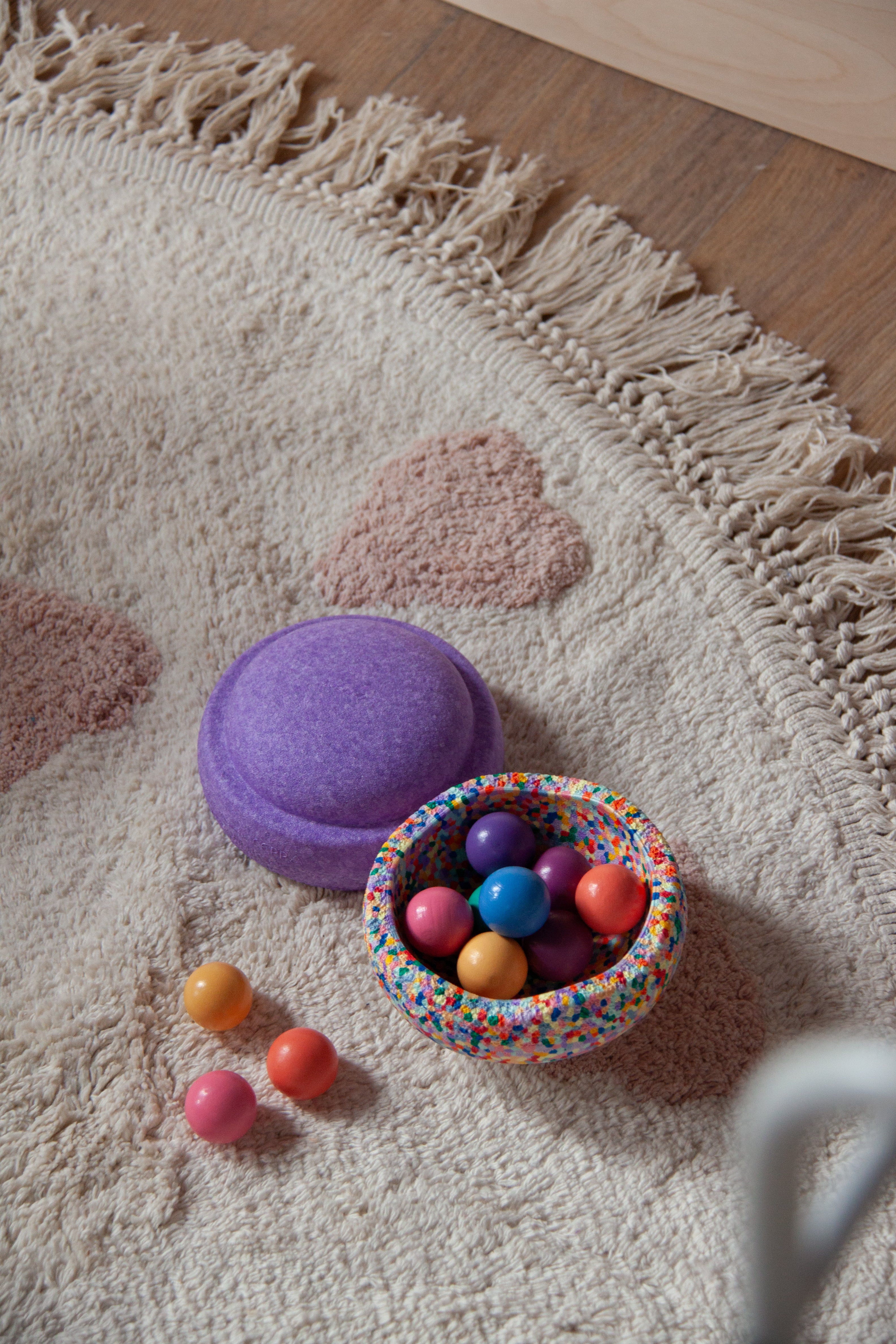 Stijlvol vloerkleed met romantisch hartjesmotief in pastelkleuren.