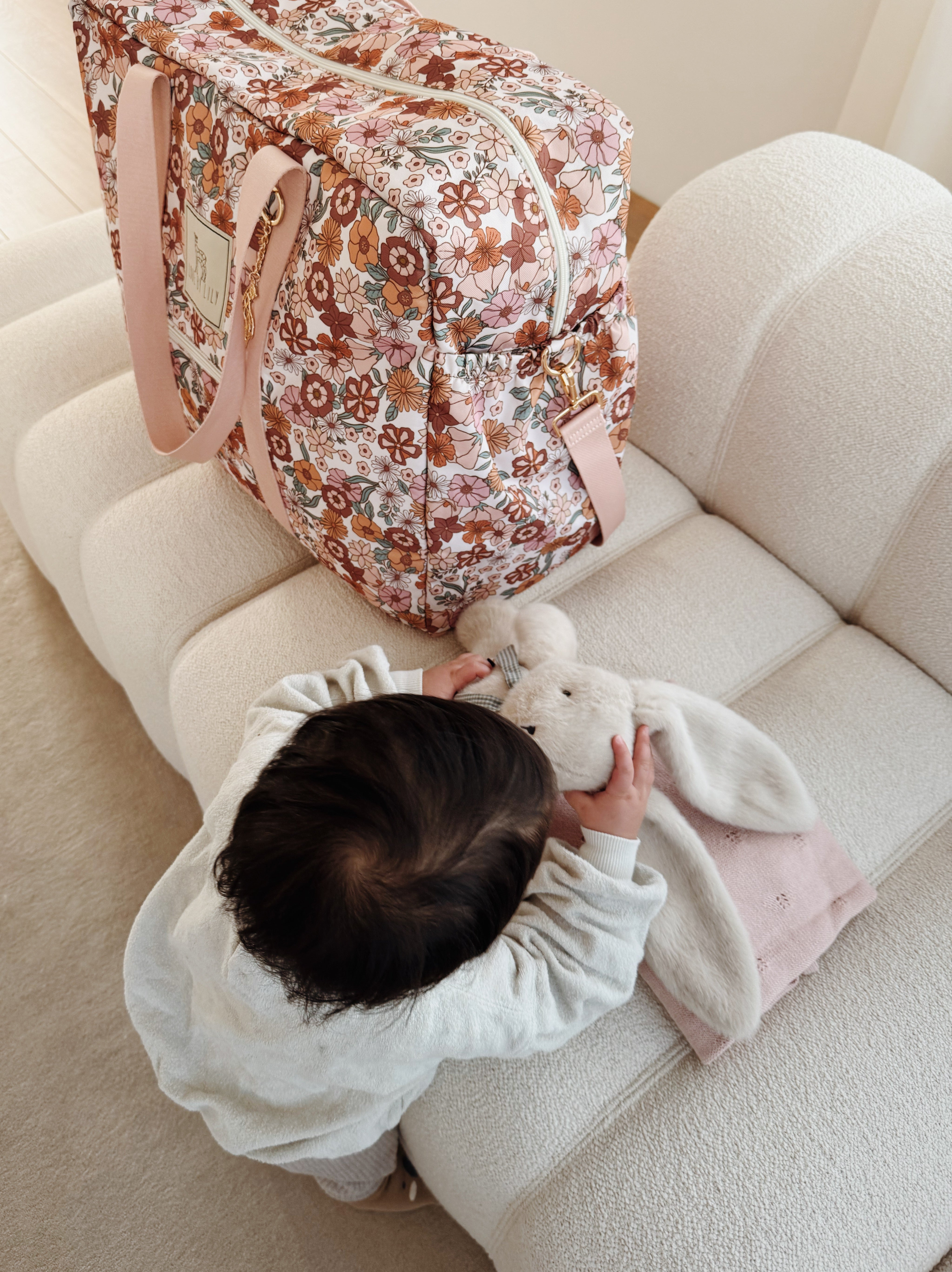 Travel Mom Bag Flowerfarm met kindje ernaast met knuffel