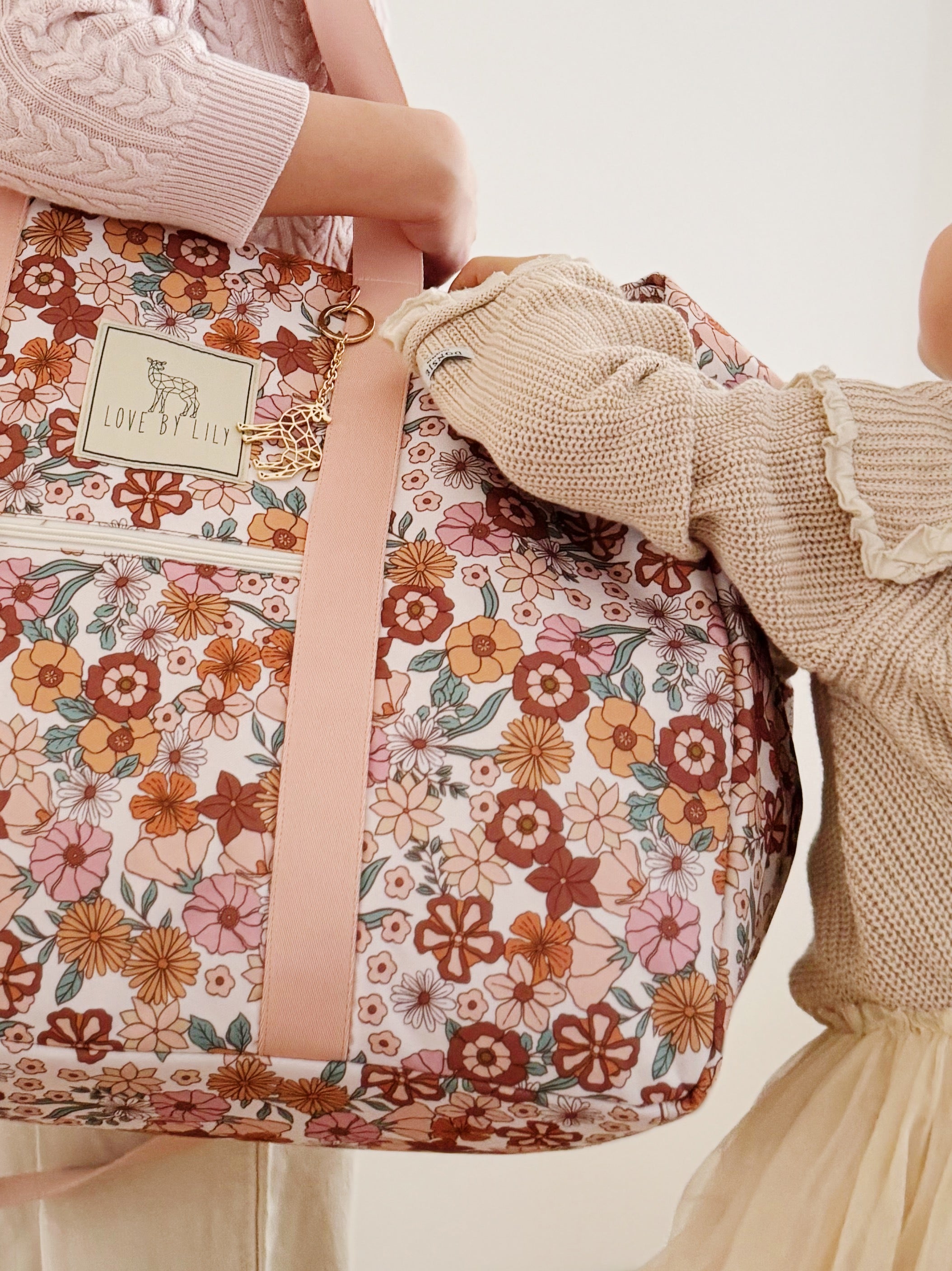 Mom bag met kleurrijke bloemenprint, ideaal voor reizen en dagelijks gebruik.