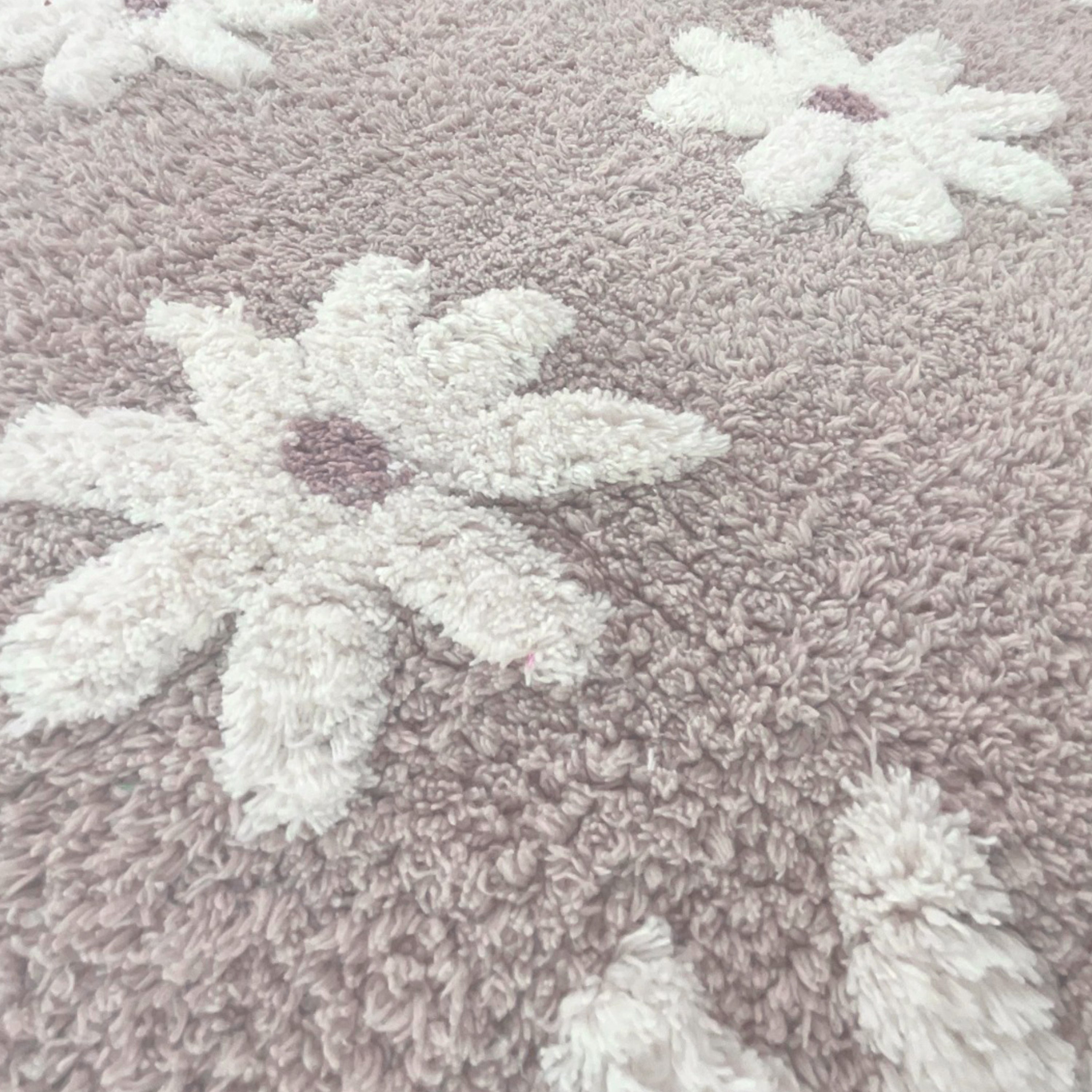 Speels en duurzaam vloerkleed met madeliefjesmotief, perfect voor baby- en kinderkamer.