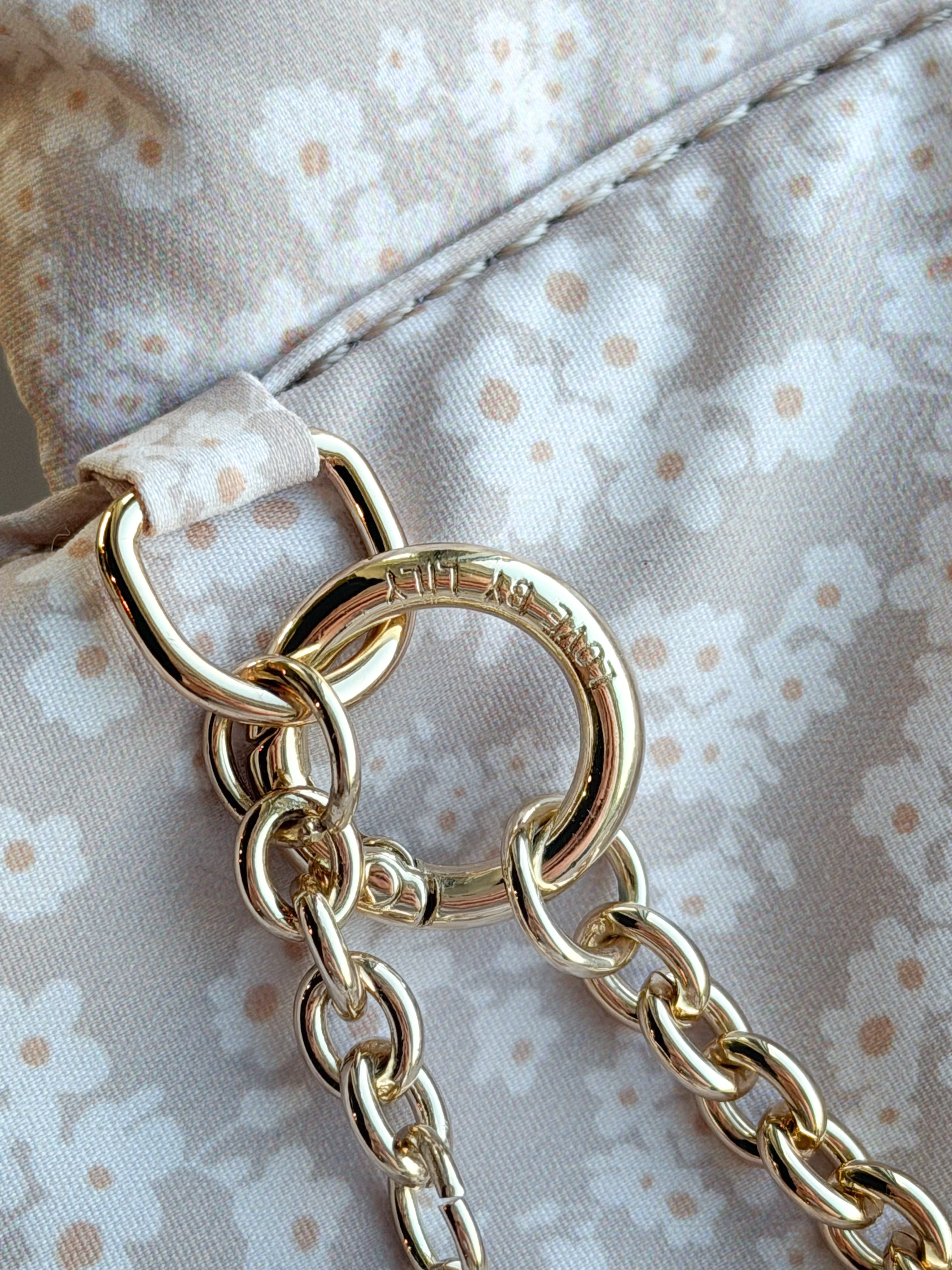 Detail van de stevige ring en gouden schakelketting van de Lily Keychain