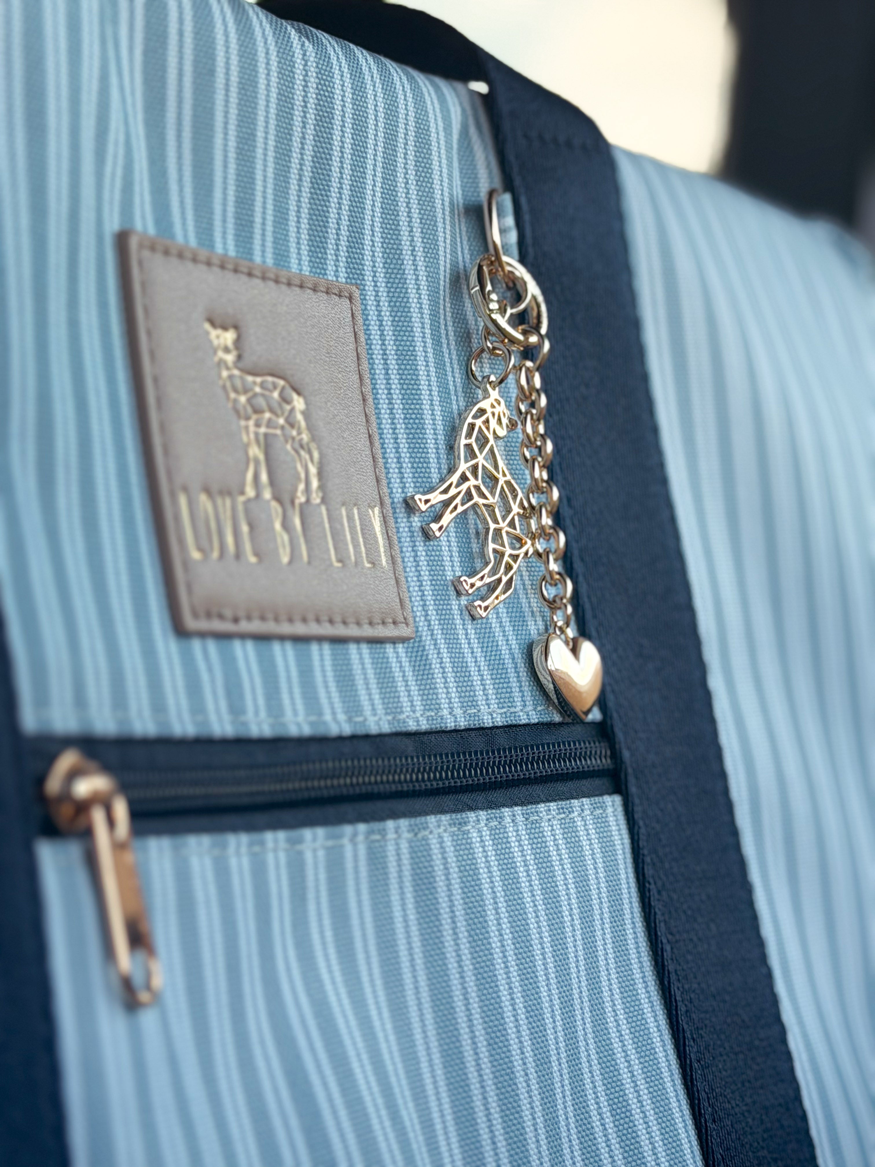 Gouden Love by Lily sleutelhanger met initiaal aan een lichtblauwe tas met streepdessin