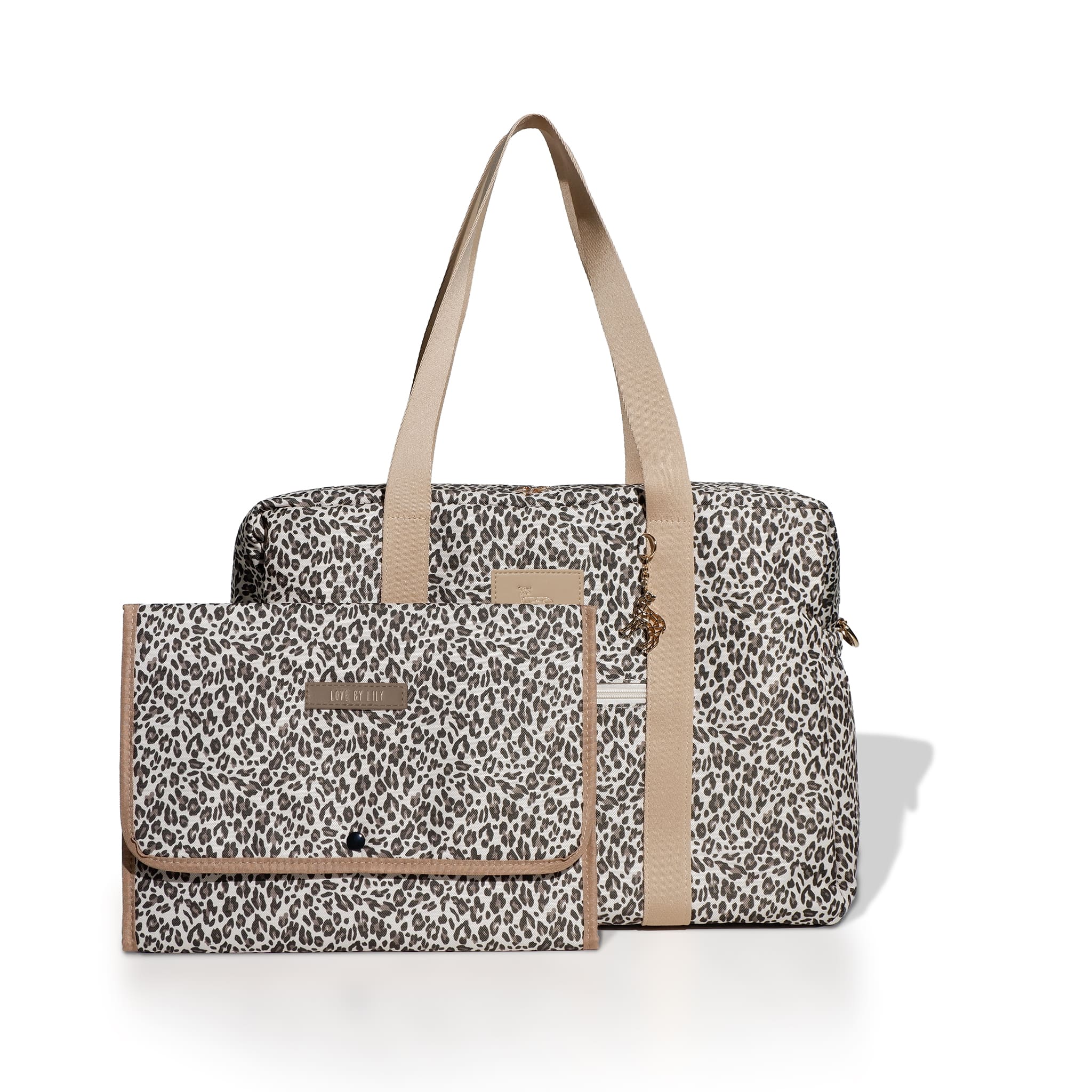 Luiertas met een zachte luipaardprint in lichte kleuren – praktisch en stijlvol.