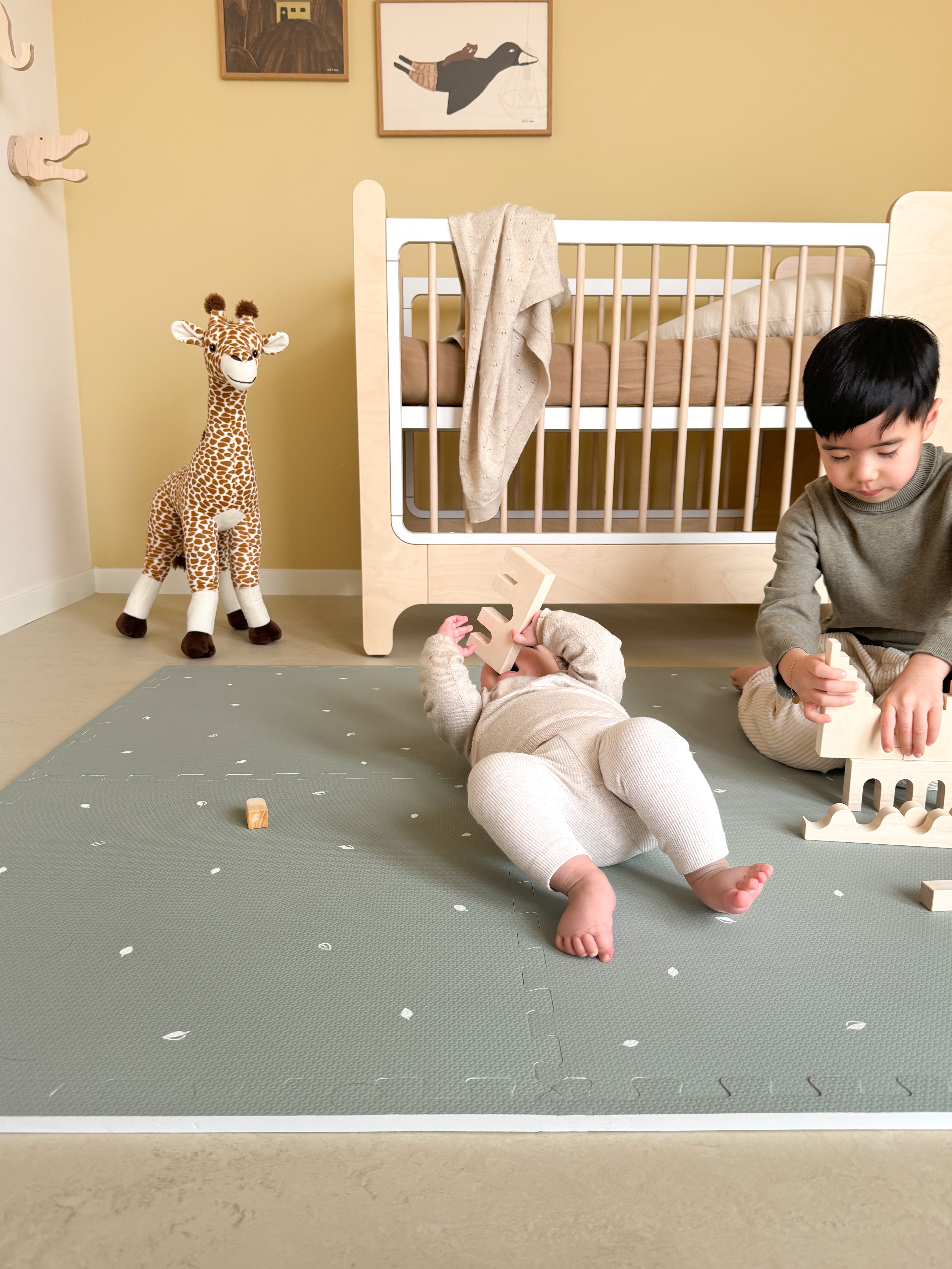 Veilige puzzelmat Olive Sage met anti-slip onderzijde en kindvriendelijk foam.