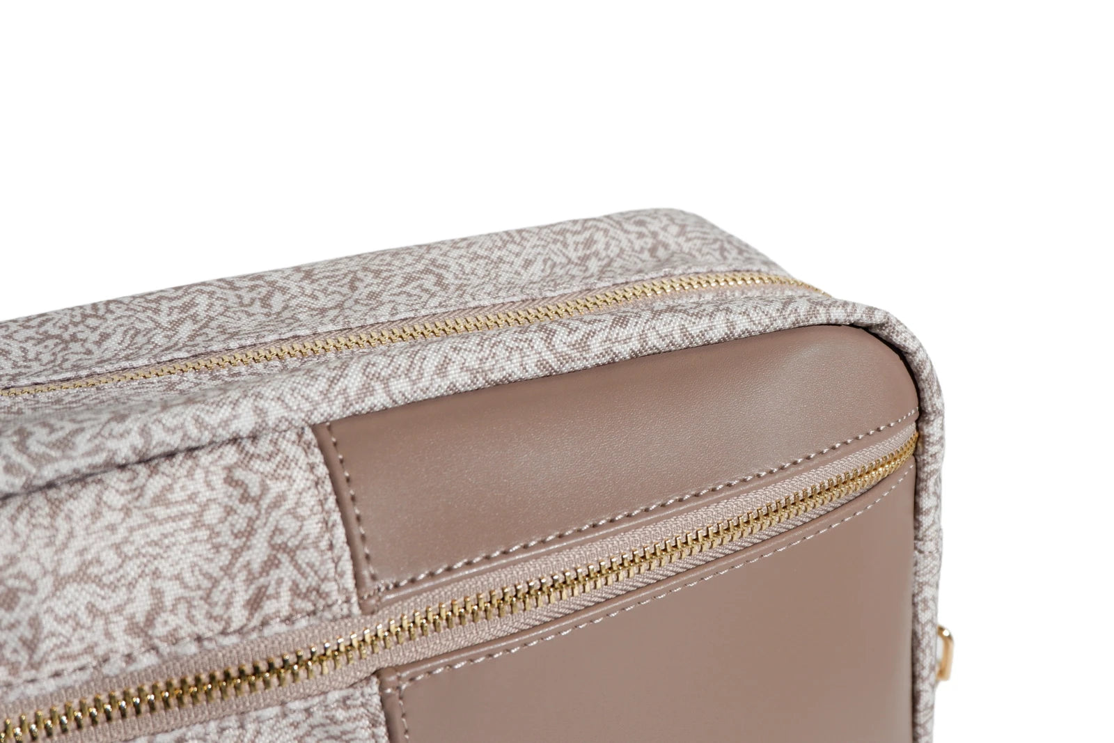 Close-up van de Lily Pocket Pebble Path met zachte stof, luxe afwerking en gouden Love by Lily-hert.