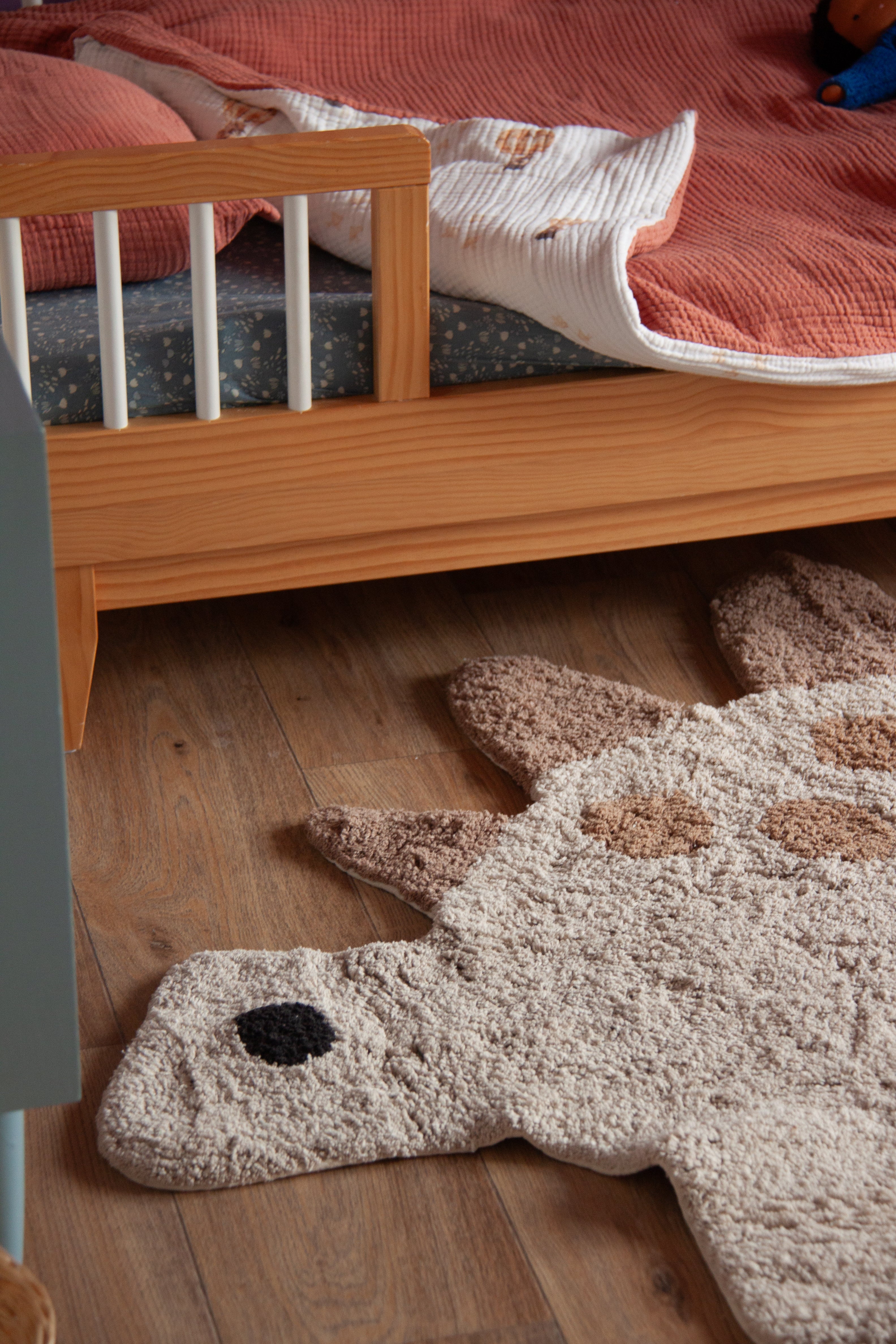 Kindervloerkleed met dinosaurus illustratie, speels en rustgevend design.