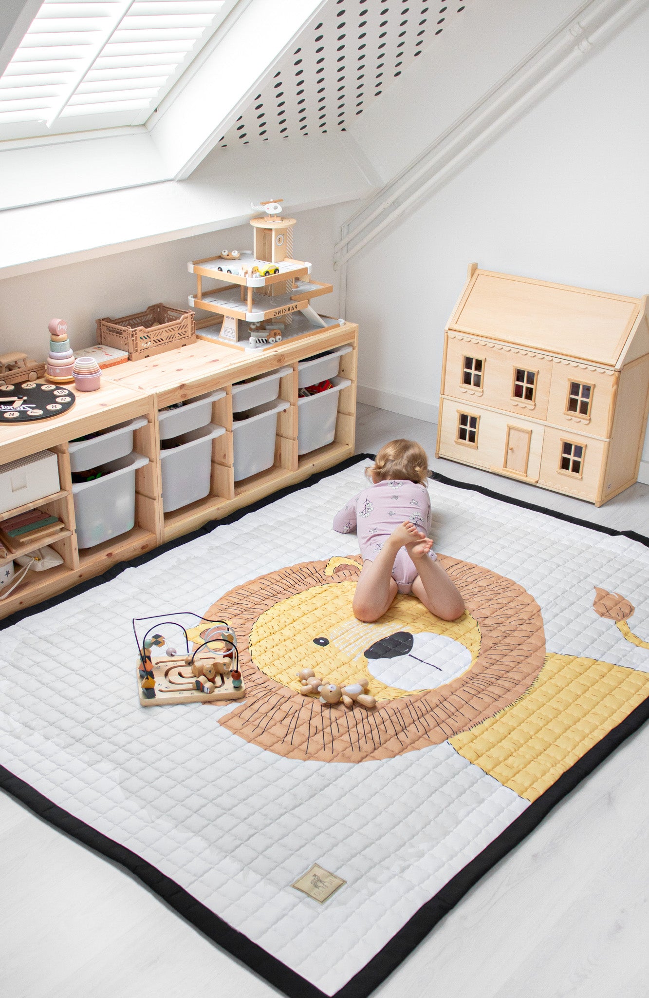 Een rond speelkleed met een vrolijke leeuw in het midden – brult van zachtheid en speelplezier.