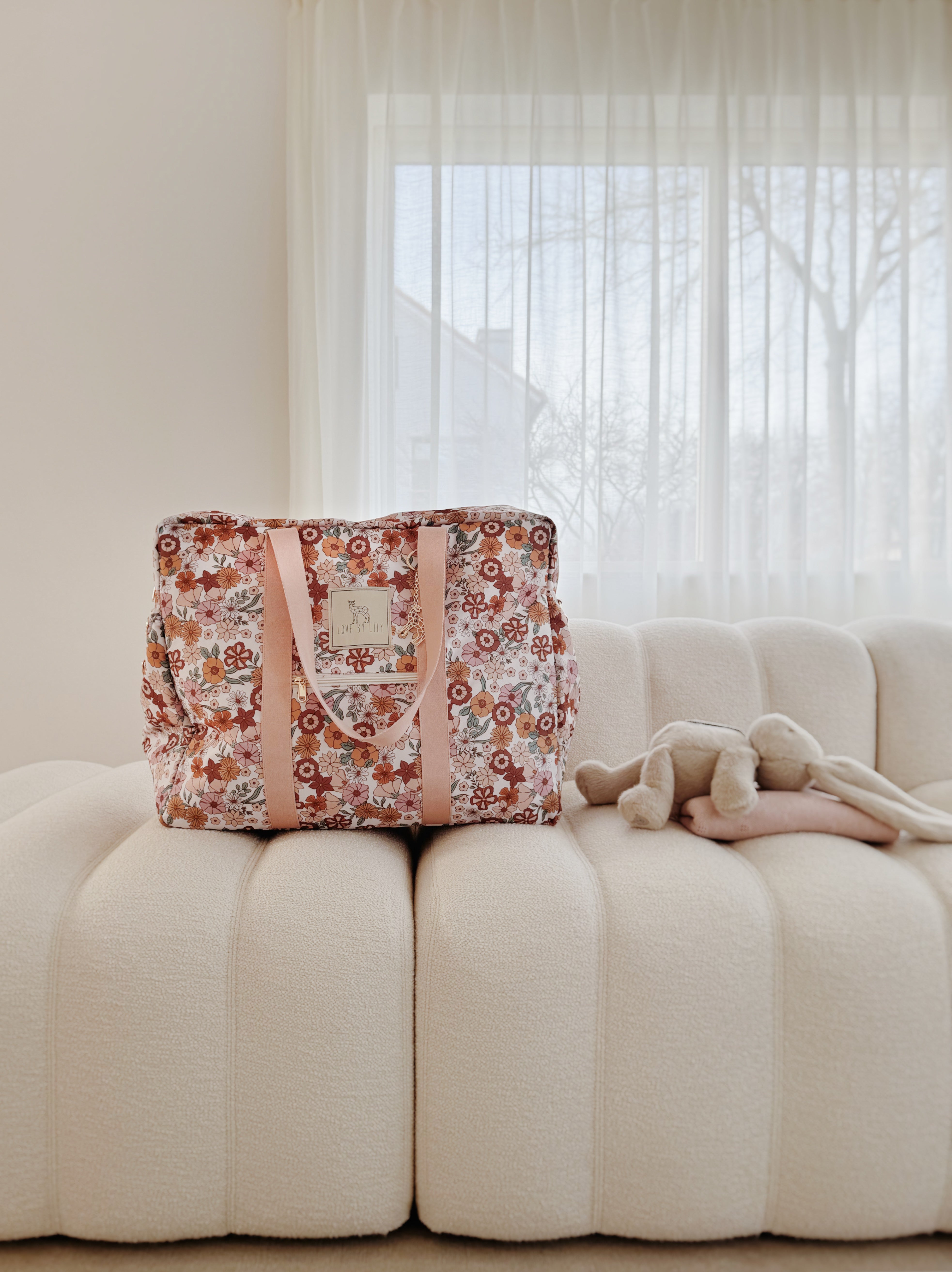 Travel Mom Bag met knuffel ernaast