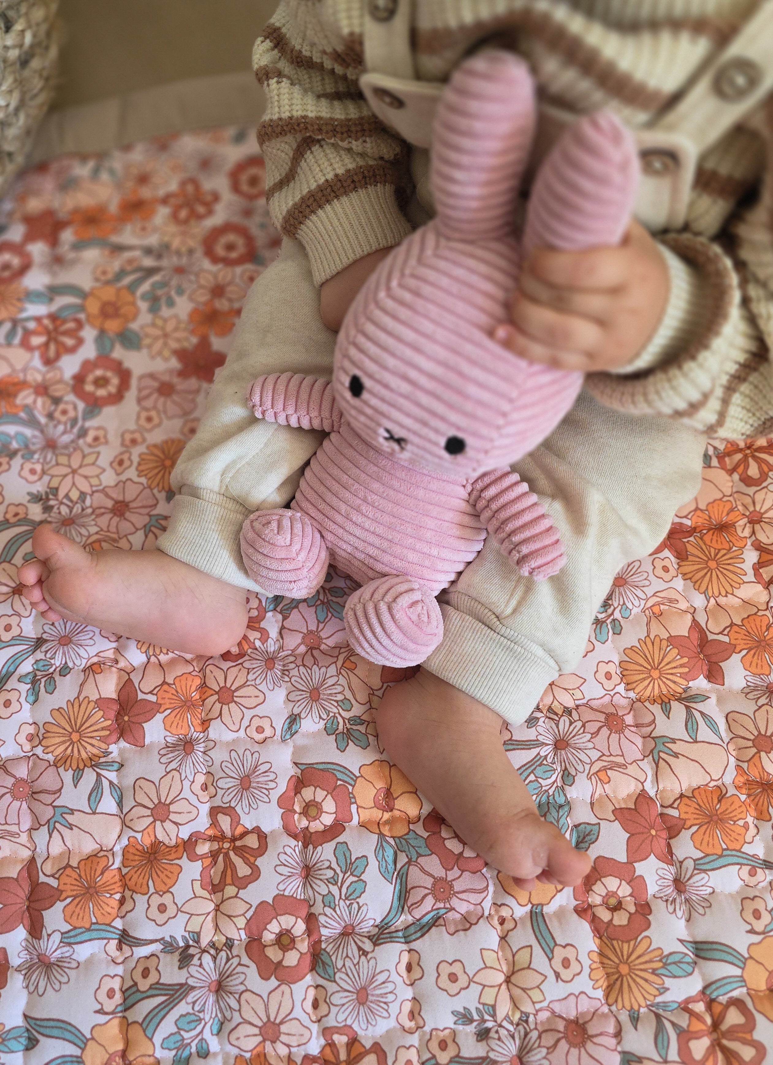 Nijntje op het bloemetjes speelkleed flowerfarm met baby