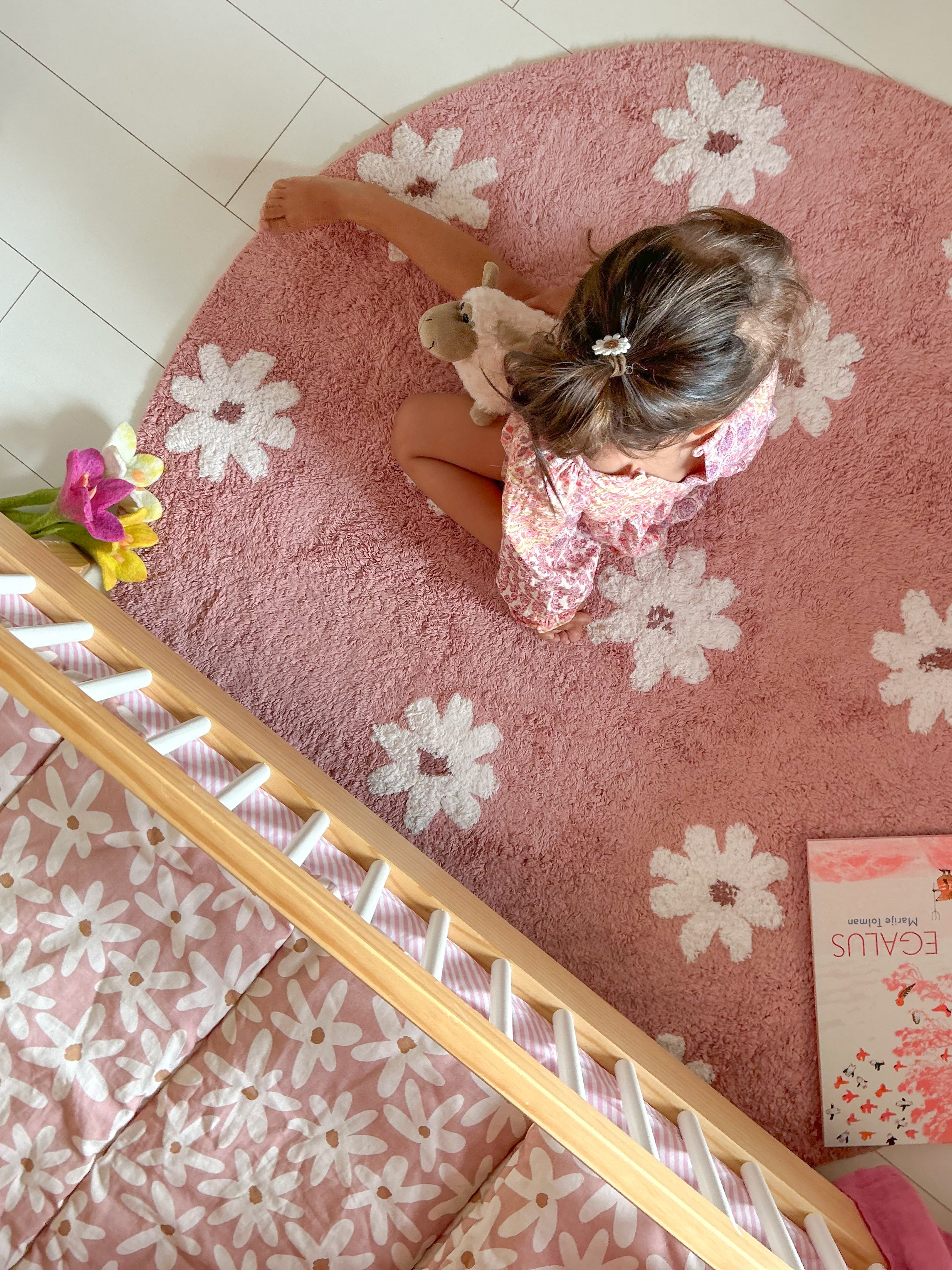 Duurzaam vloerkleed in roze tint, GoodWeave gecertificeerd en voorzien van een veilige anti-slip laag. Ideaal voor een girly kinderkamer.