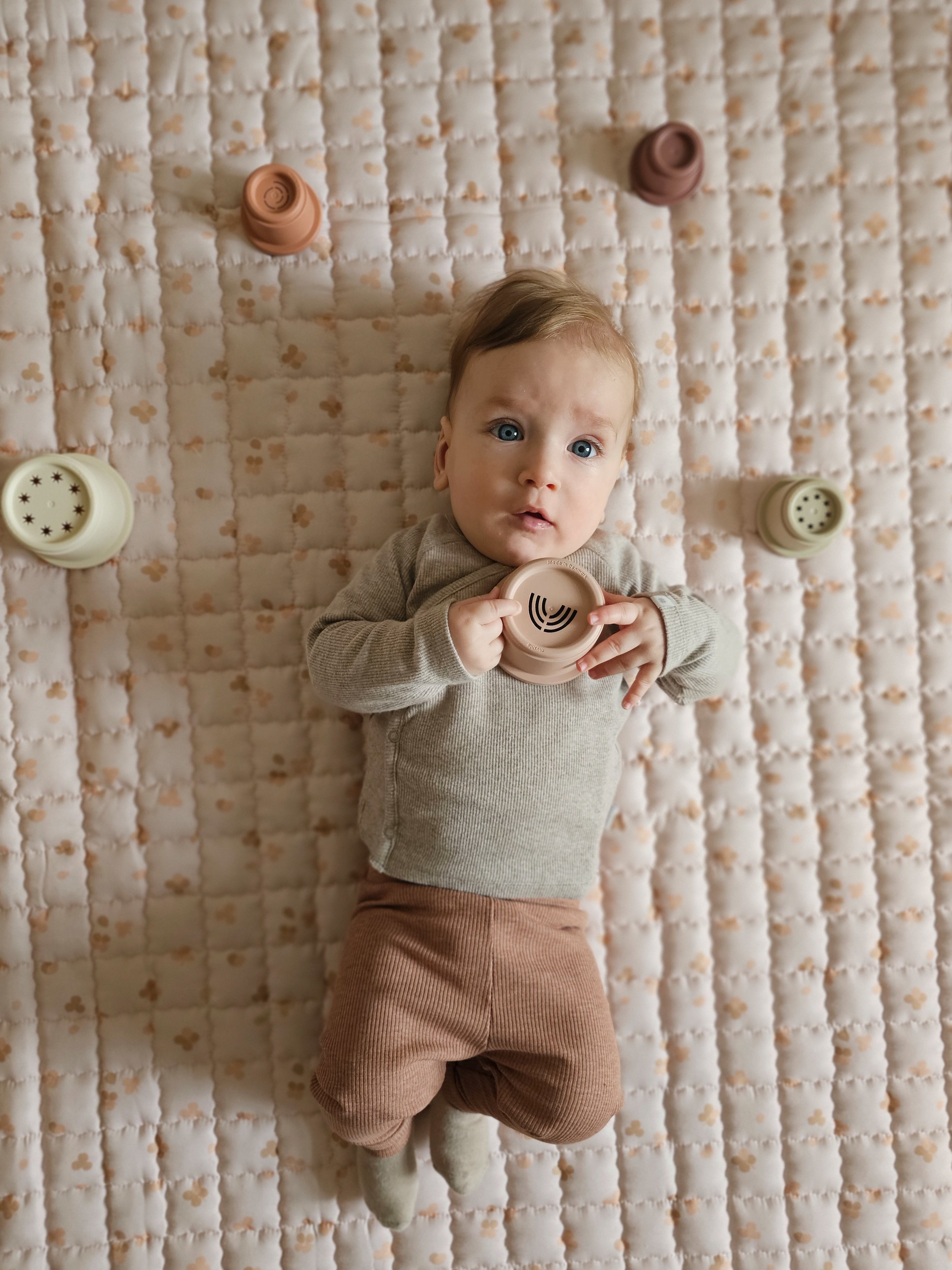 Speelkleed Sandy Clovers in rustige tinten met klaverpatroon.