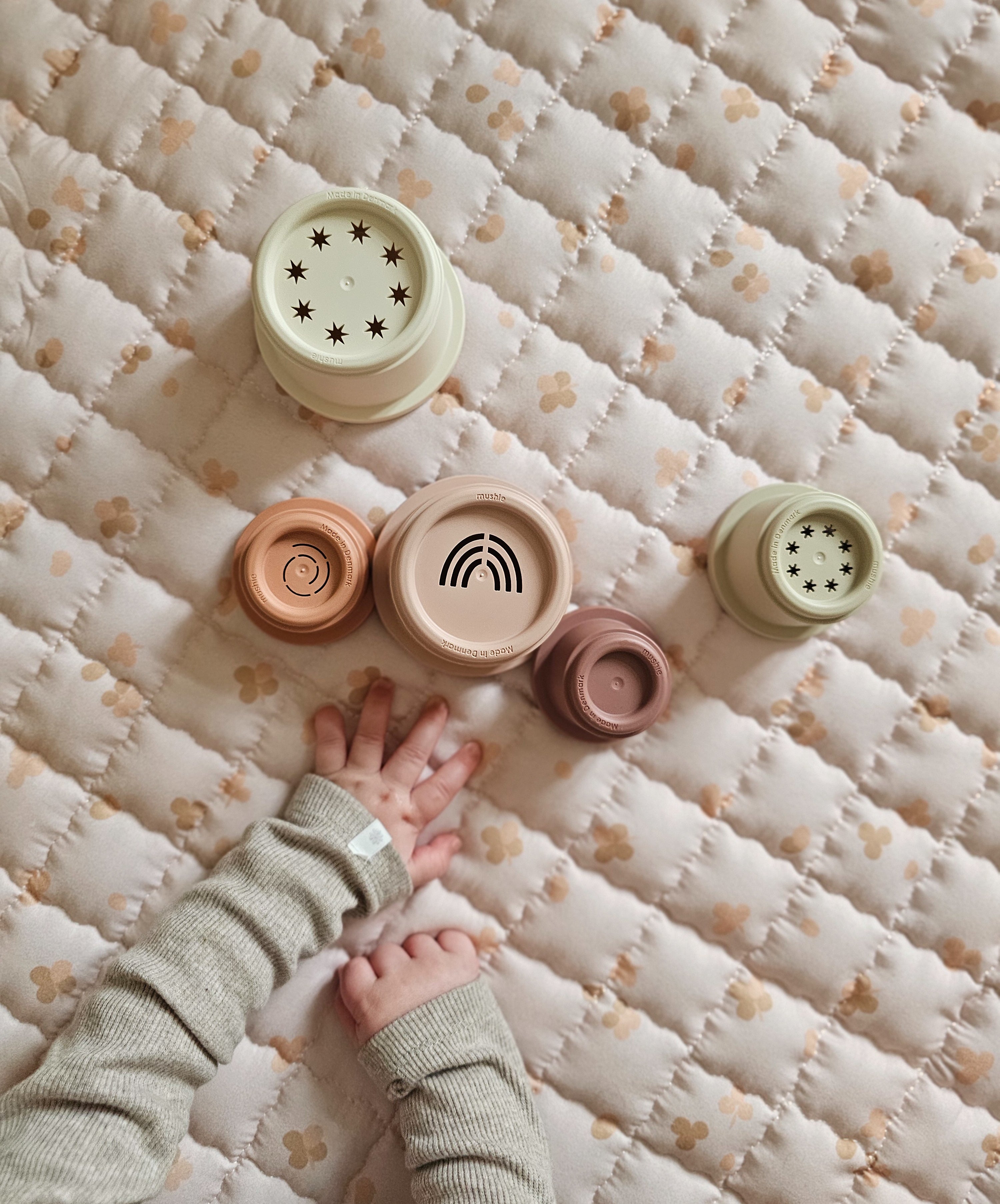 Comfortabel speelkleed Sandy Clovers met zachte vulling en rustige look.