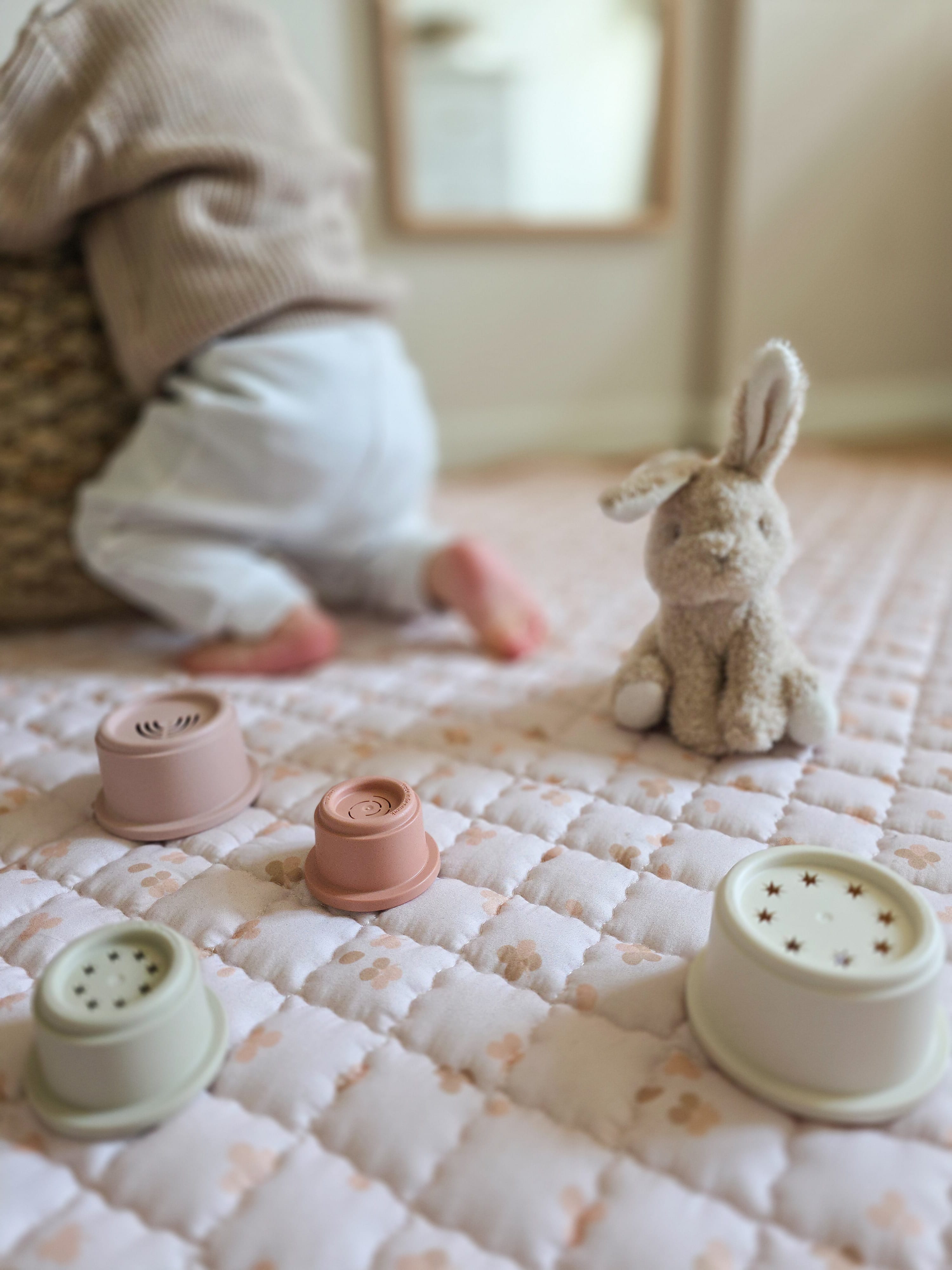 Close-up van rond Sandy Clovers speelkleed met verfijnd klaverpatroon.