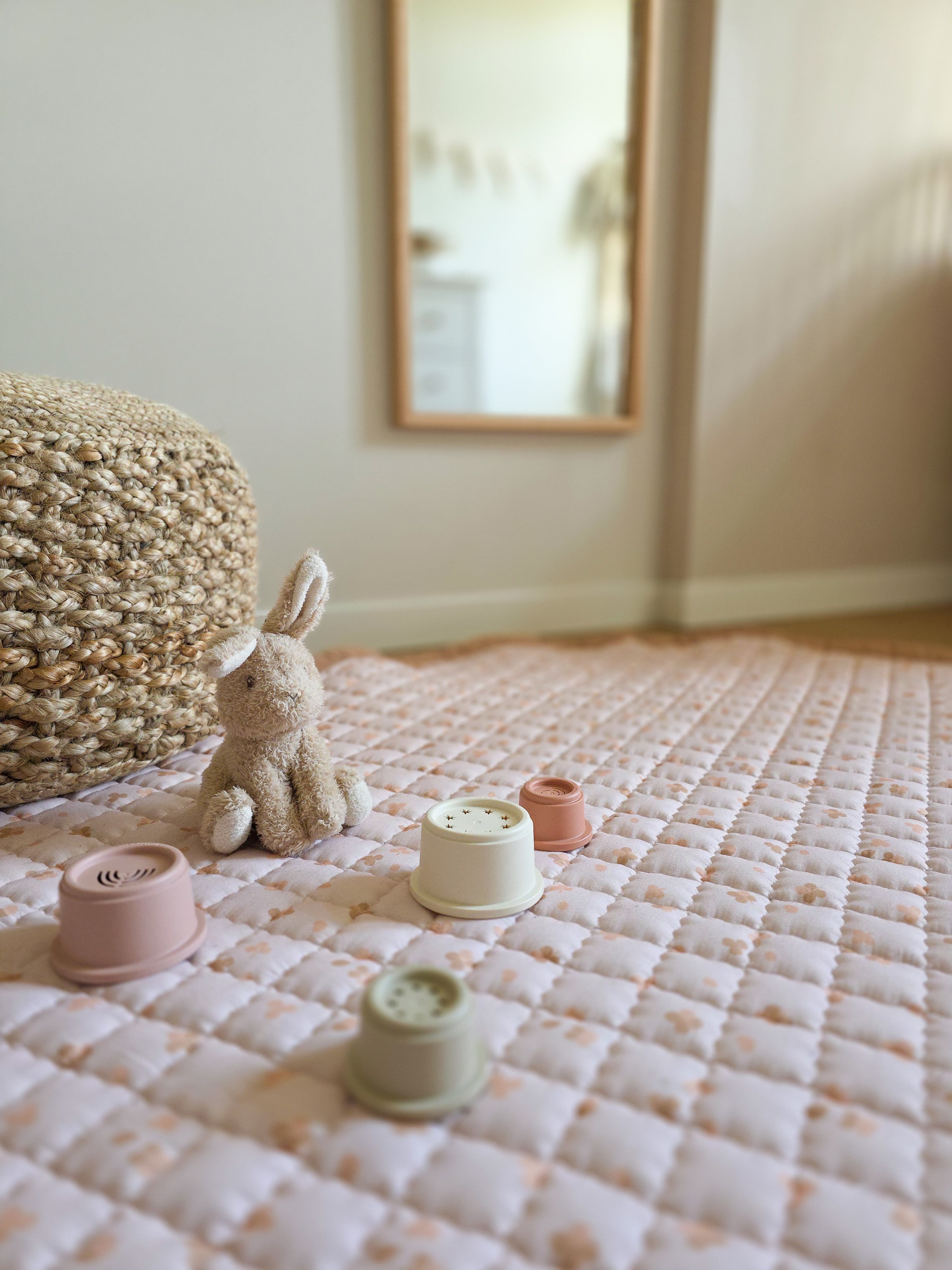 Rond speelkleed Sandy Clovers met klaverprint, stijlvol in baby- en kinderkamer.
