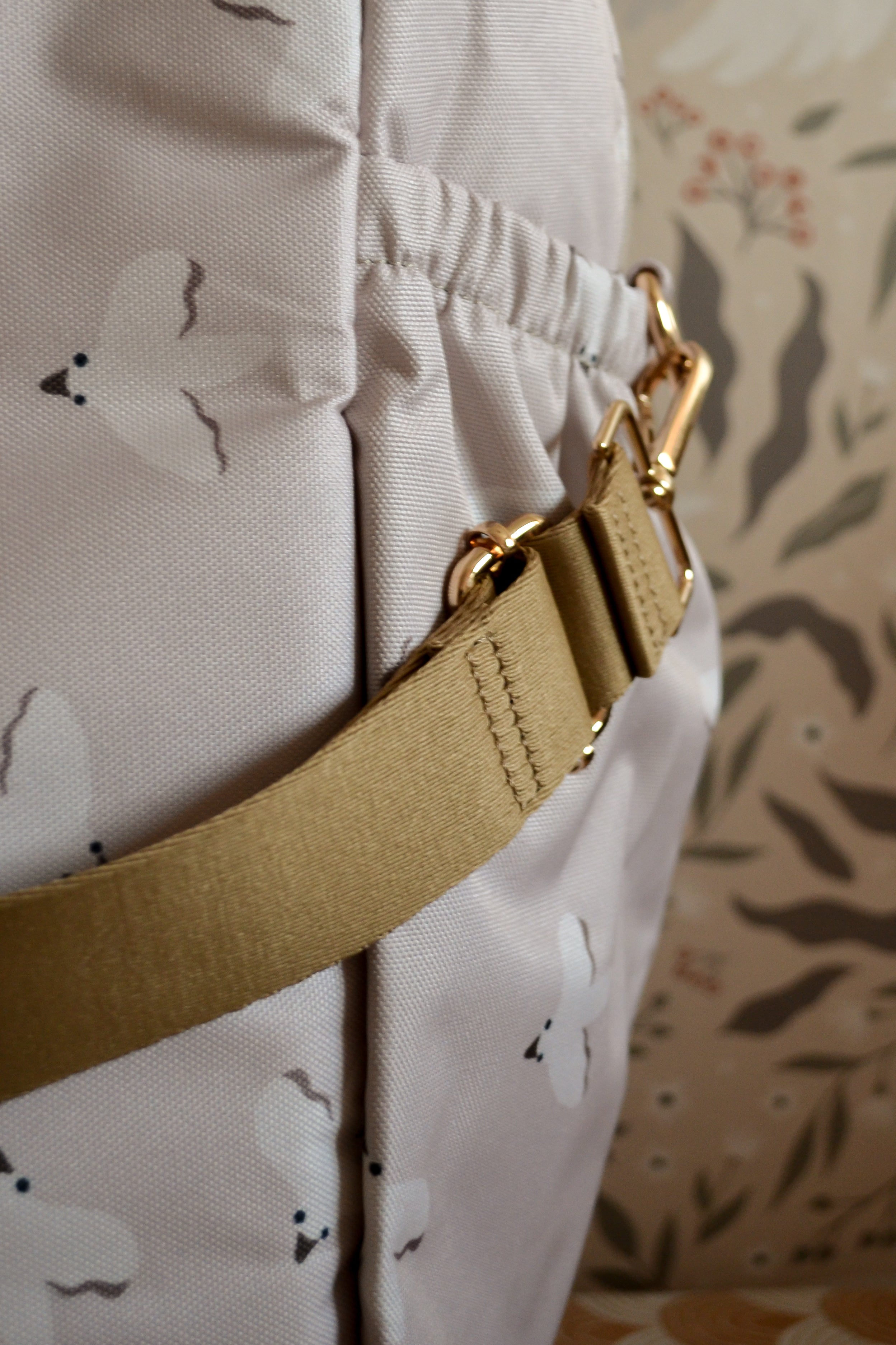 Praktische Travel Mom Bag Birds met vrolijke vogelprint en stevige hengsels.