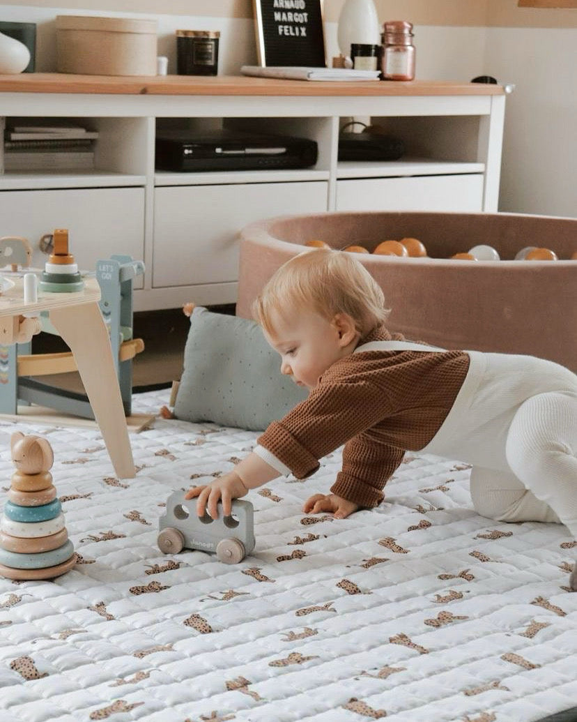 Zacht speelkleed met stille, sluipende luipaardjes – heerlijk om op te spelen.