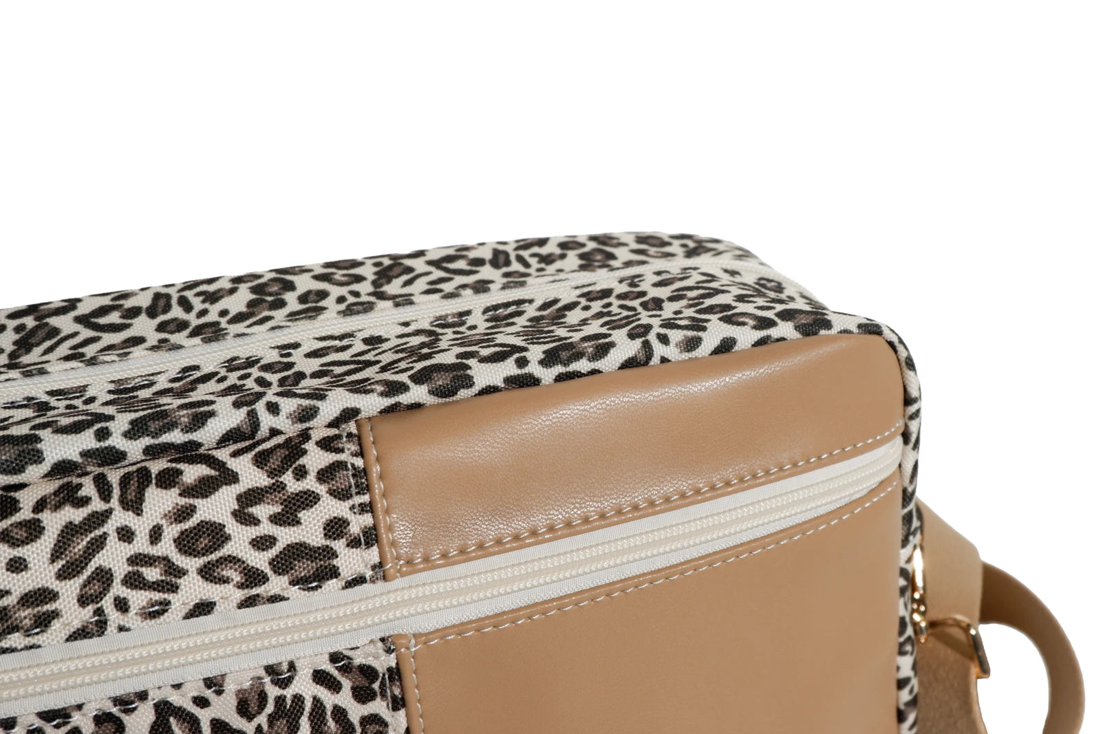 Close-up van de Lily Pocket Snow Leopard met lichte luipaardprint, vegan leather details en gouden Love by Lily-hert.