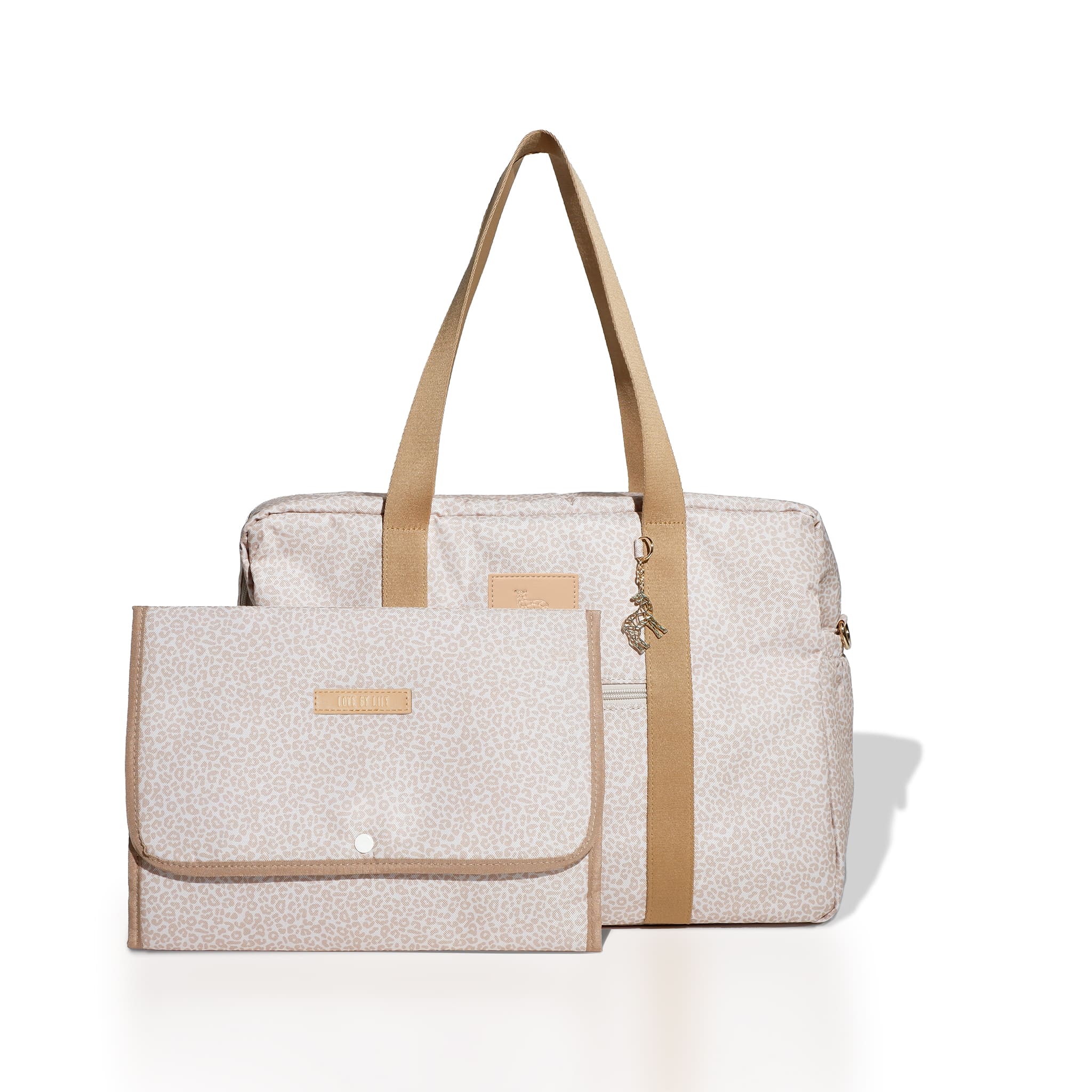 Een elegante tas met een warme luipaardprint – rustig en verfijnd.