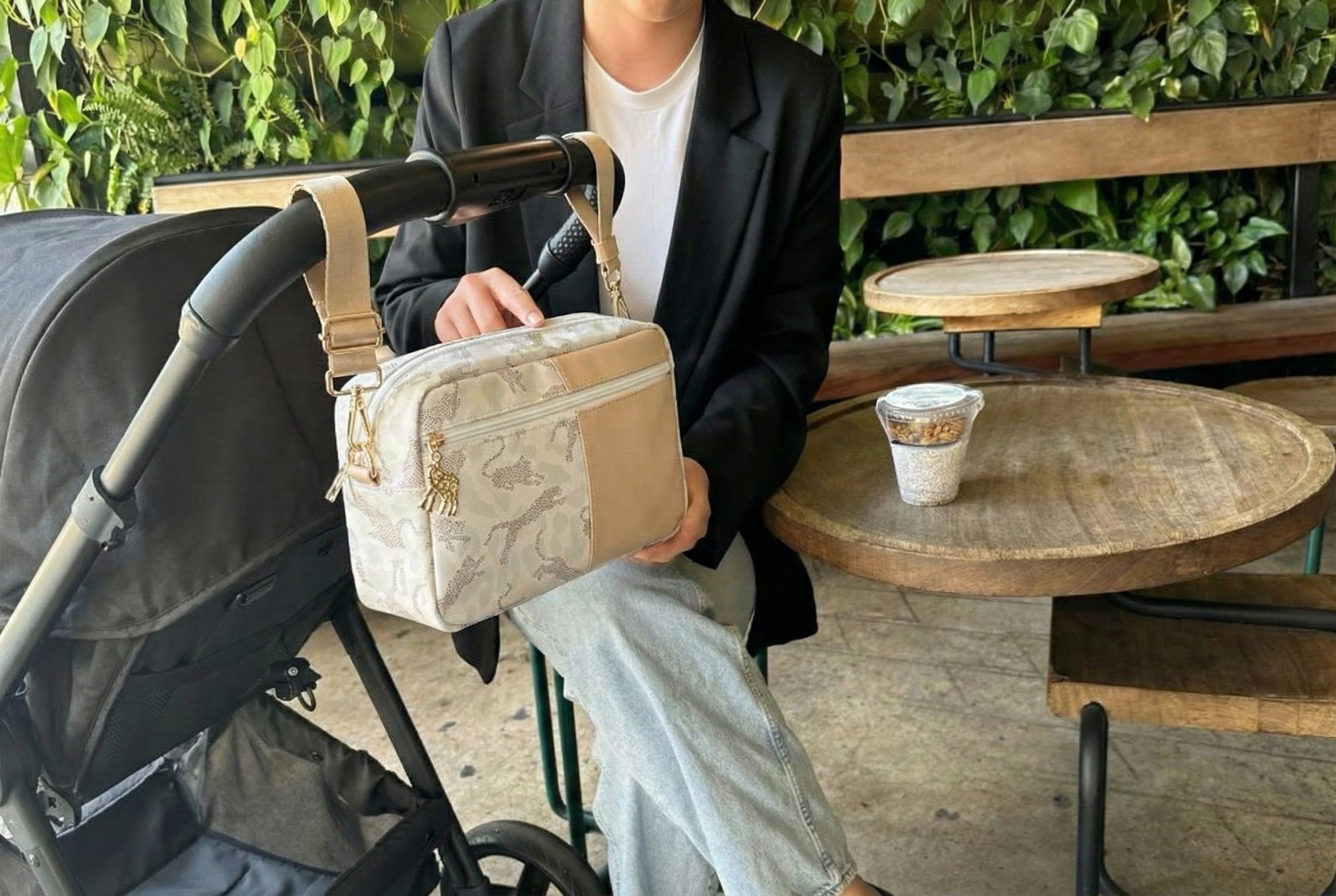 Organizer met een rustige pantherprint – ideaal voor essentials onderweg.