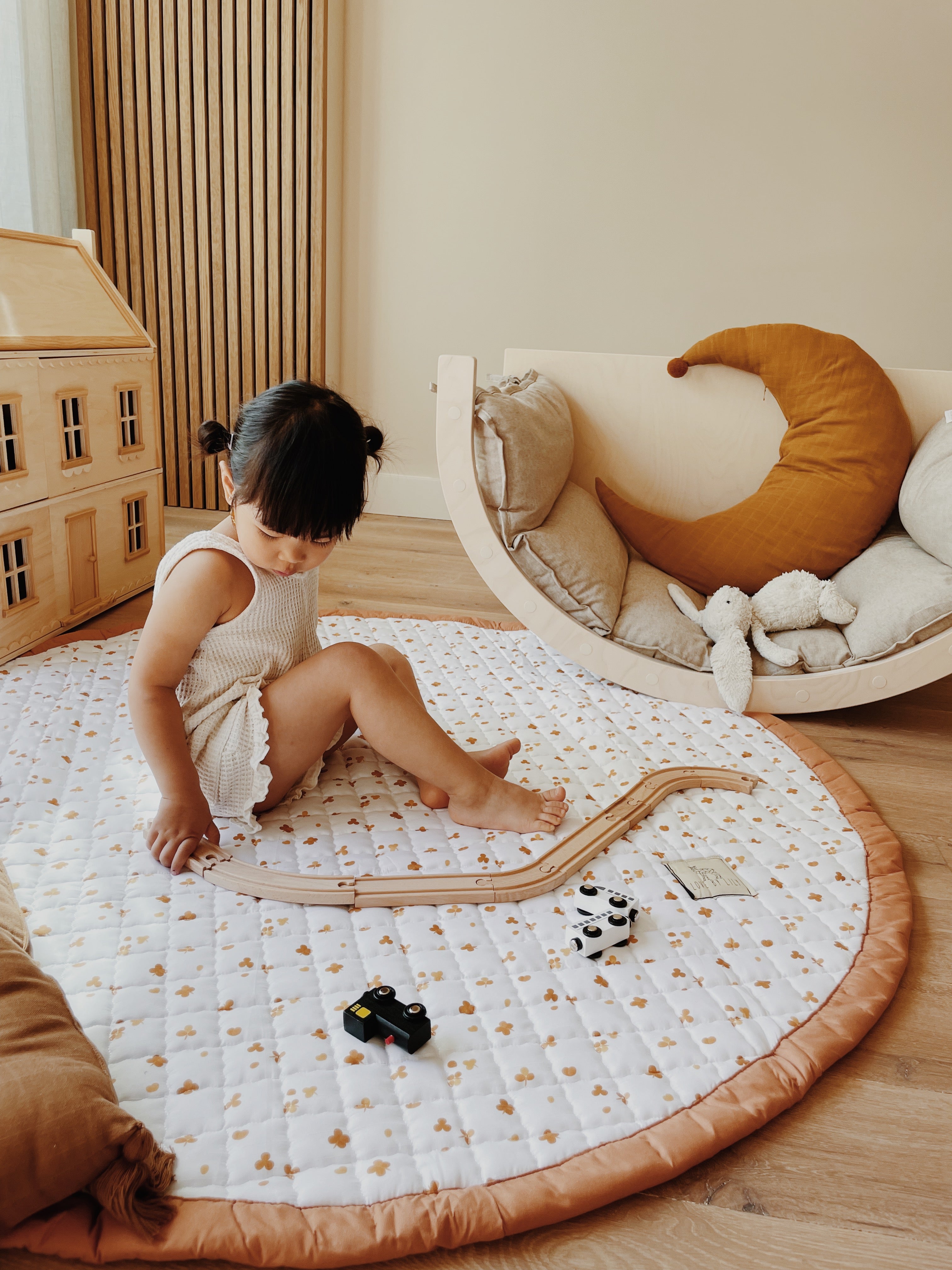 Zacht speelkleed Sunny Clovers rond met warme klavers en heldere achtergrond.