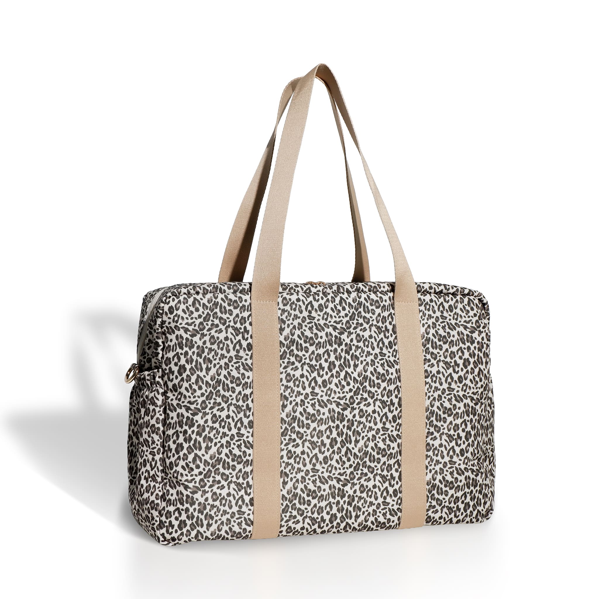 Luiertas met een koel getinte luipaardprint – modern en zacht tegelijk.