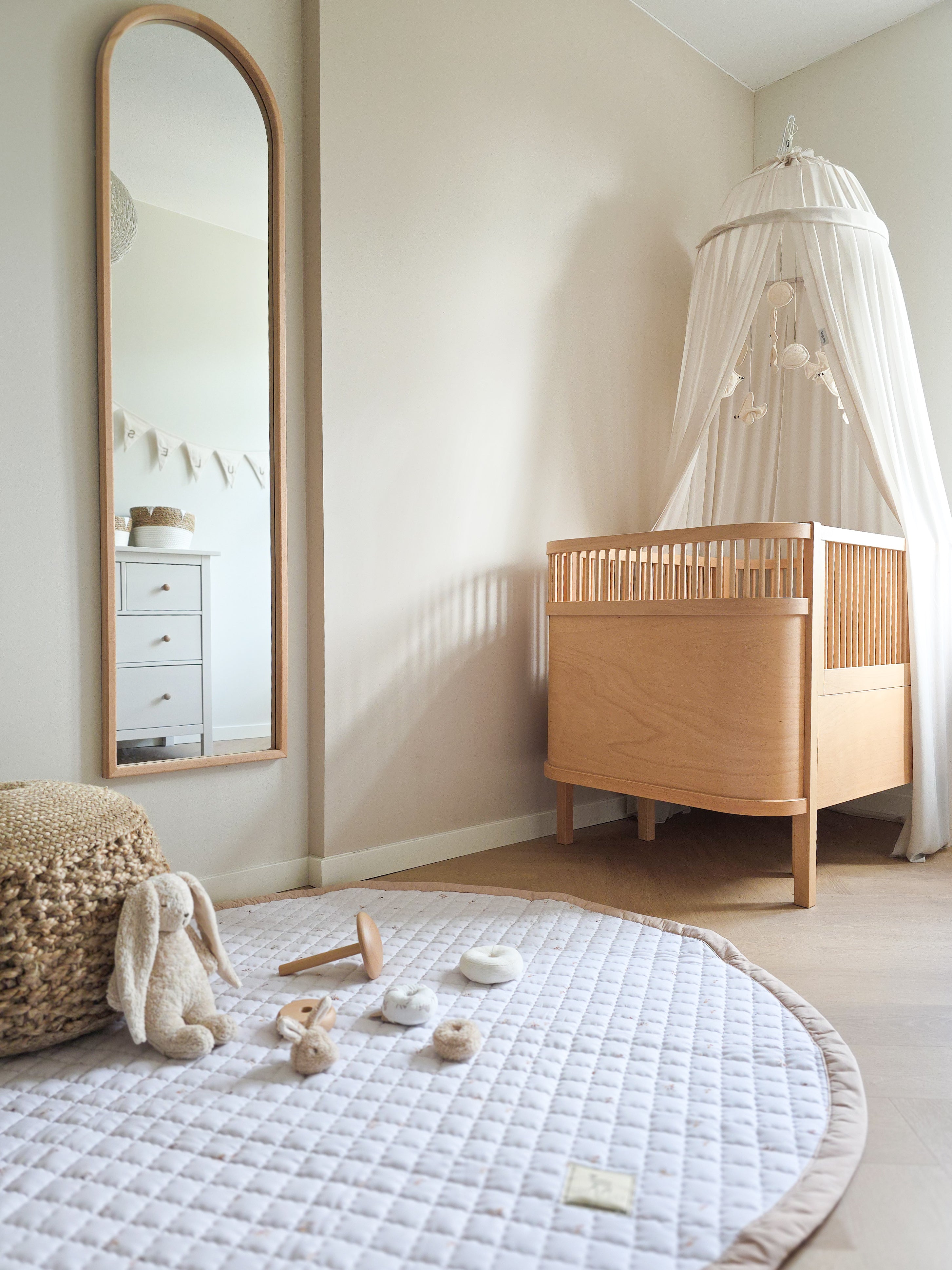 Baby op neutraal Spring speelkleed met speelgoed in de kinderkamer en babykamer