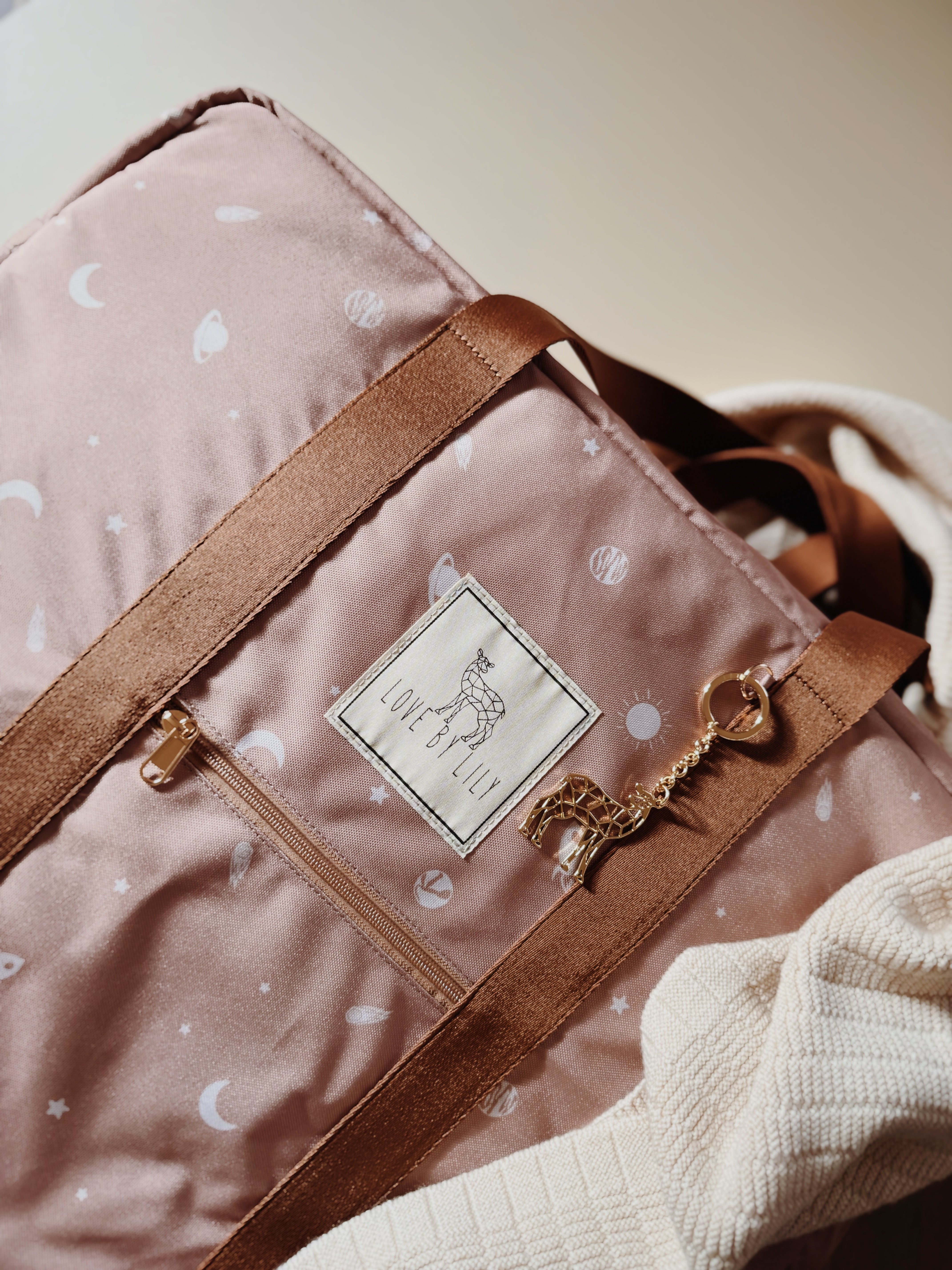 Ruime Travel Mom Bag My Universe met stevige hengsels en modieus design.