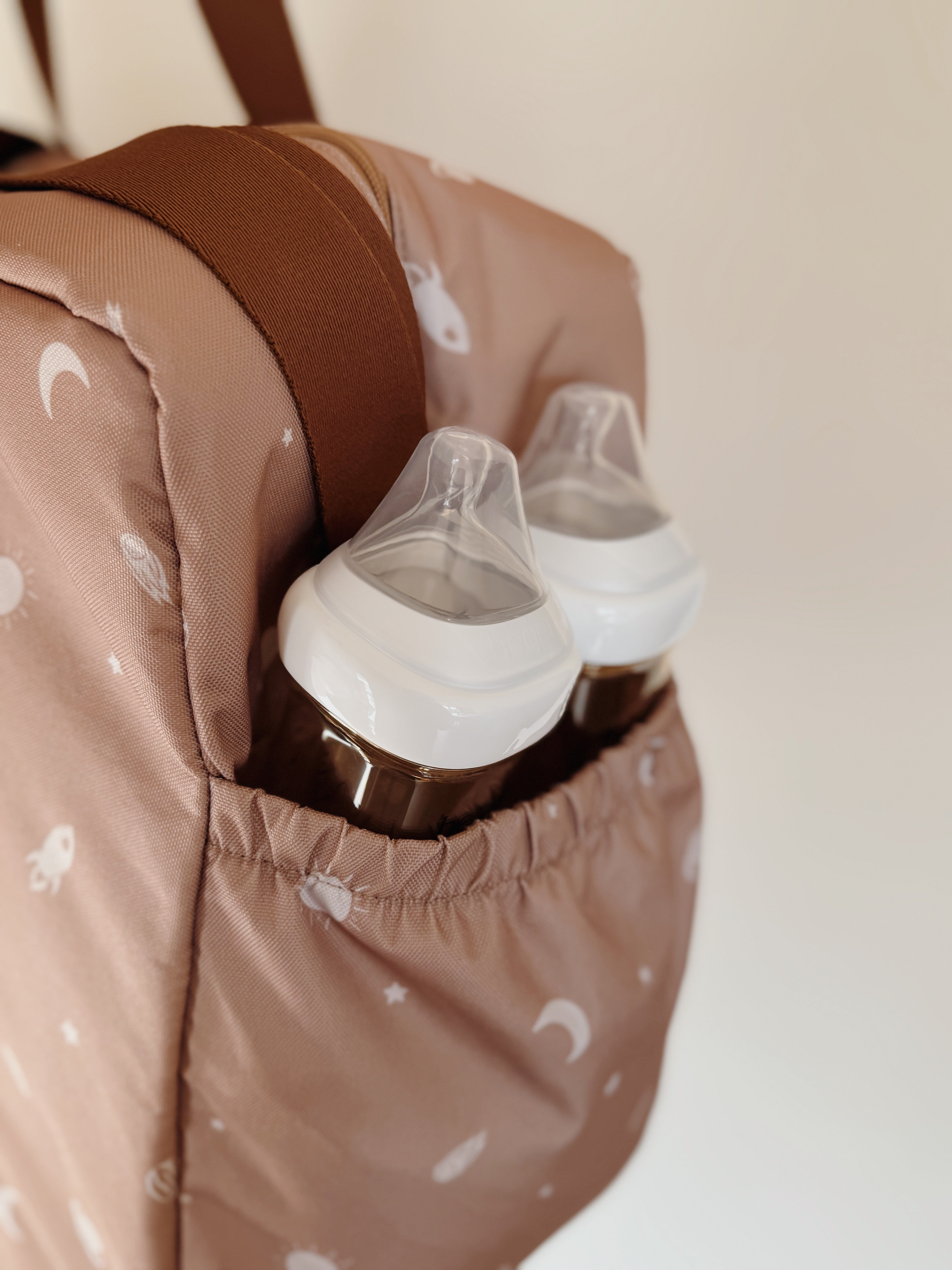 Mom bag met sterrenstelsel design, perfect als luiertas of weekendtas.