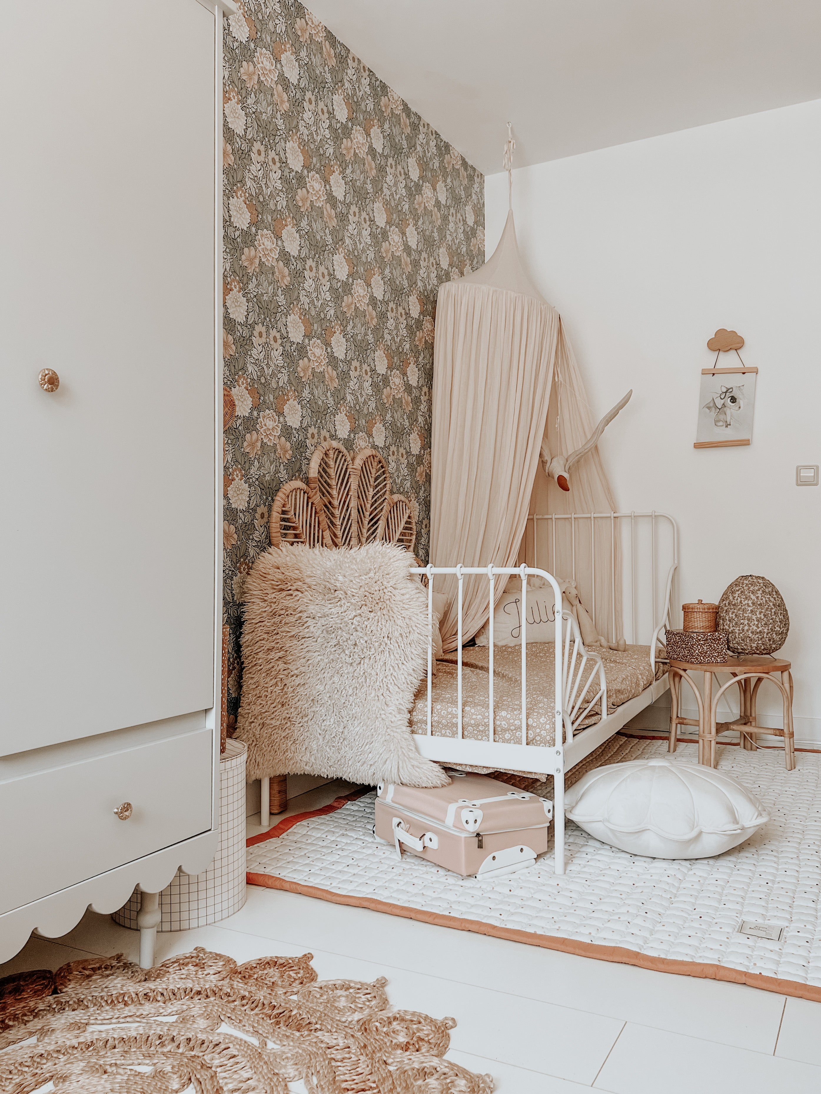 Wit speelkleed met diverse kleurrijke stippen – een speelse plek voor eindeloos plezier.