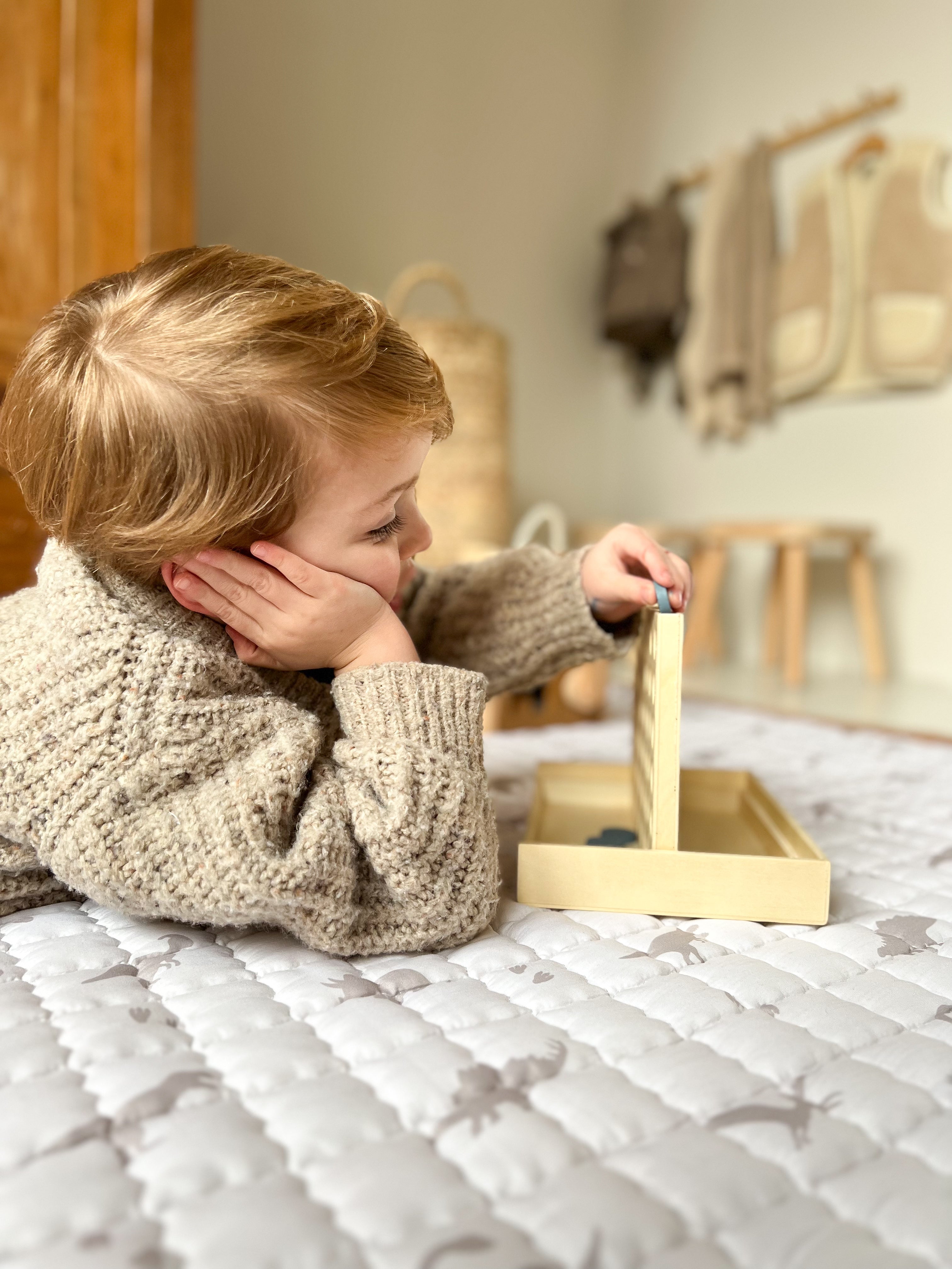 Stoer en speels – dino’s en voetafdrukken op een comfortabel speelkleed.