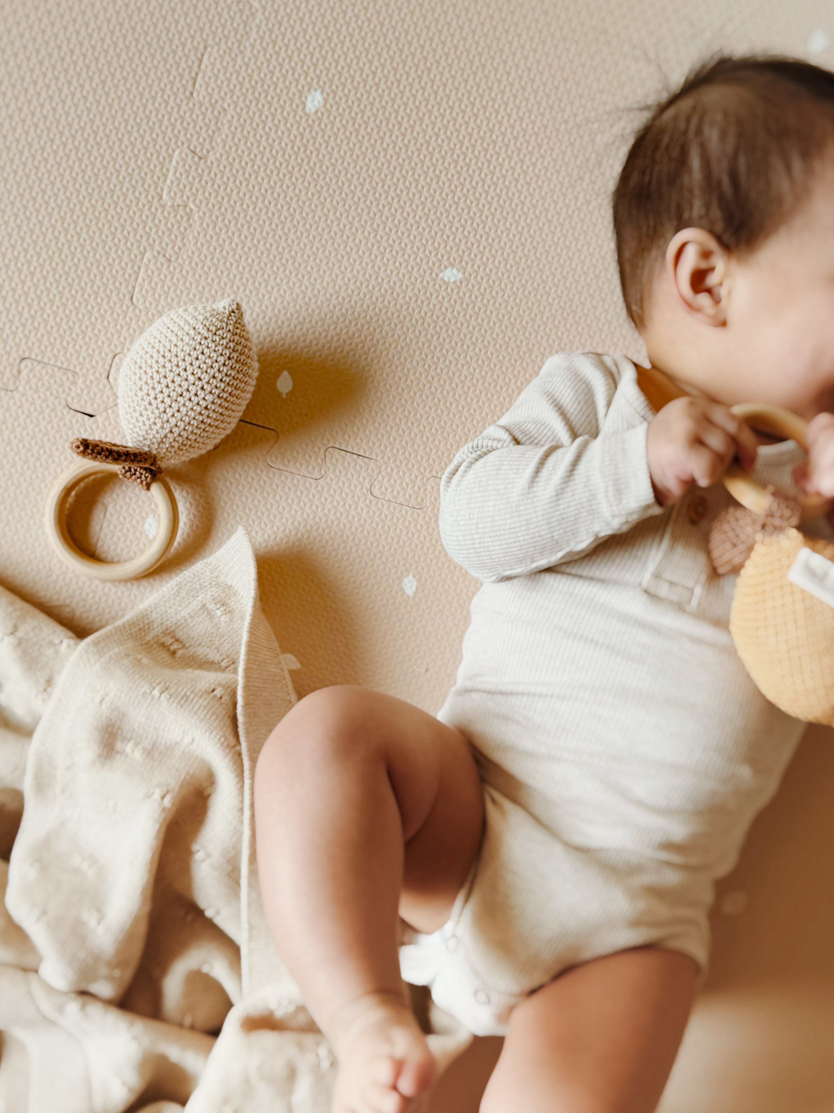 Baby puzzelmat in zacht beige design. Veilig, gecertificeerd en stimulerend voor motoriek. Ideaal voor een rustige kinderkamer sfeer.