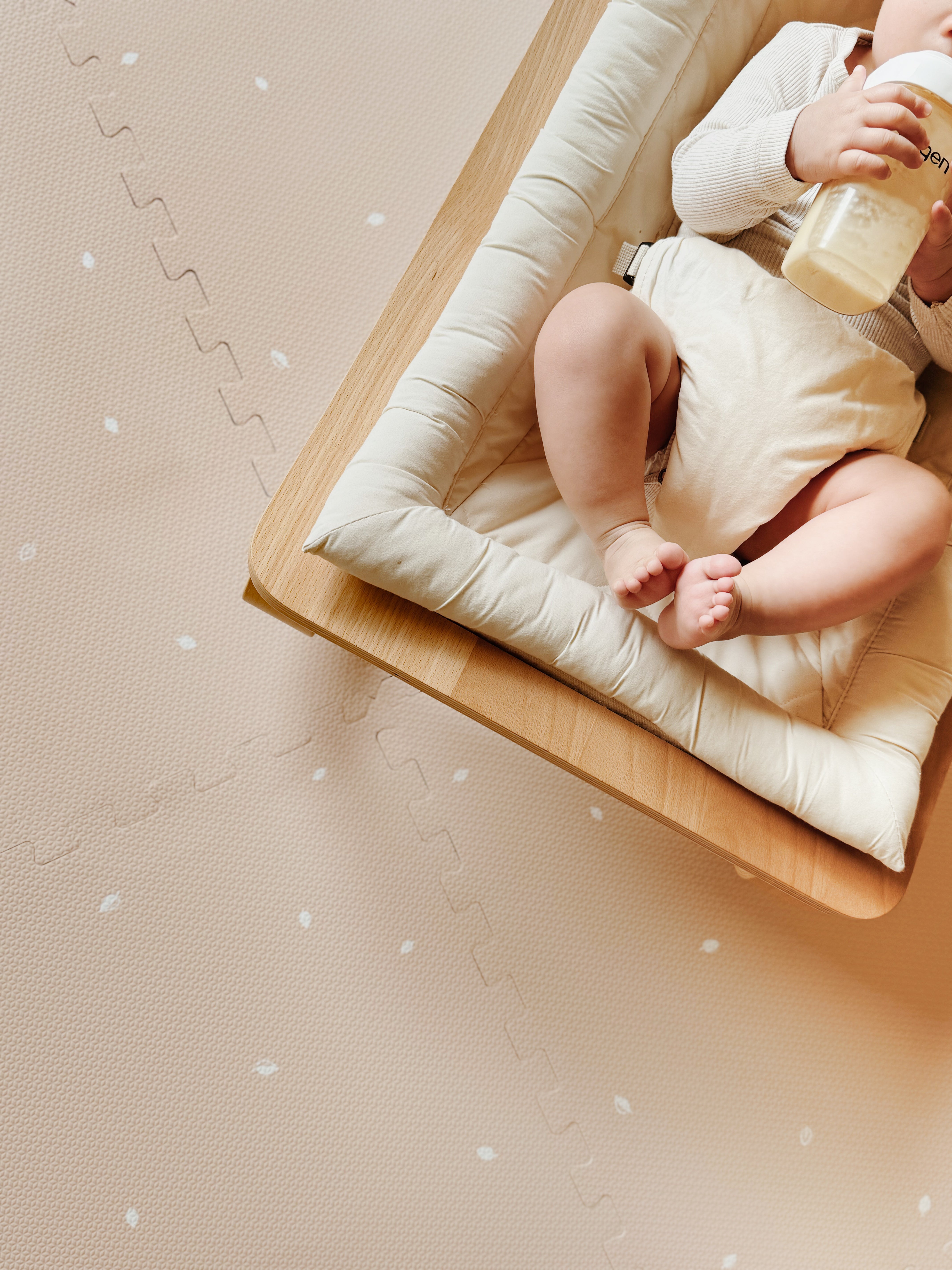 Neutrale puzzel speelmat voor babykamers. Zacht, stijlvol en veilig voor dagelijks gebruik. Stimuleert spel en motorische vaardigheden.