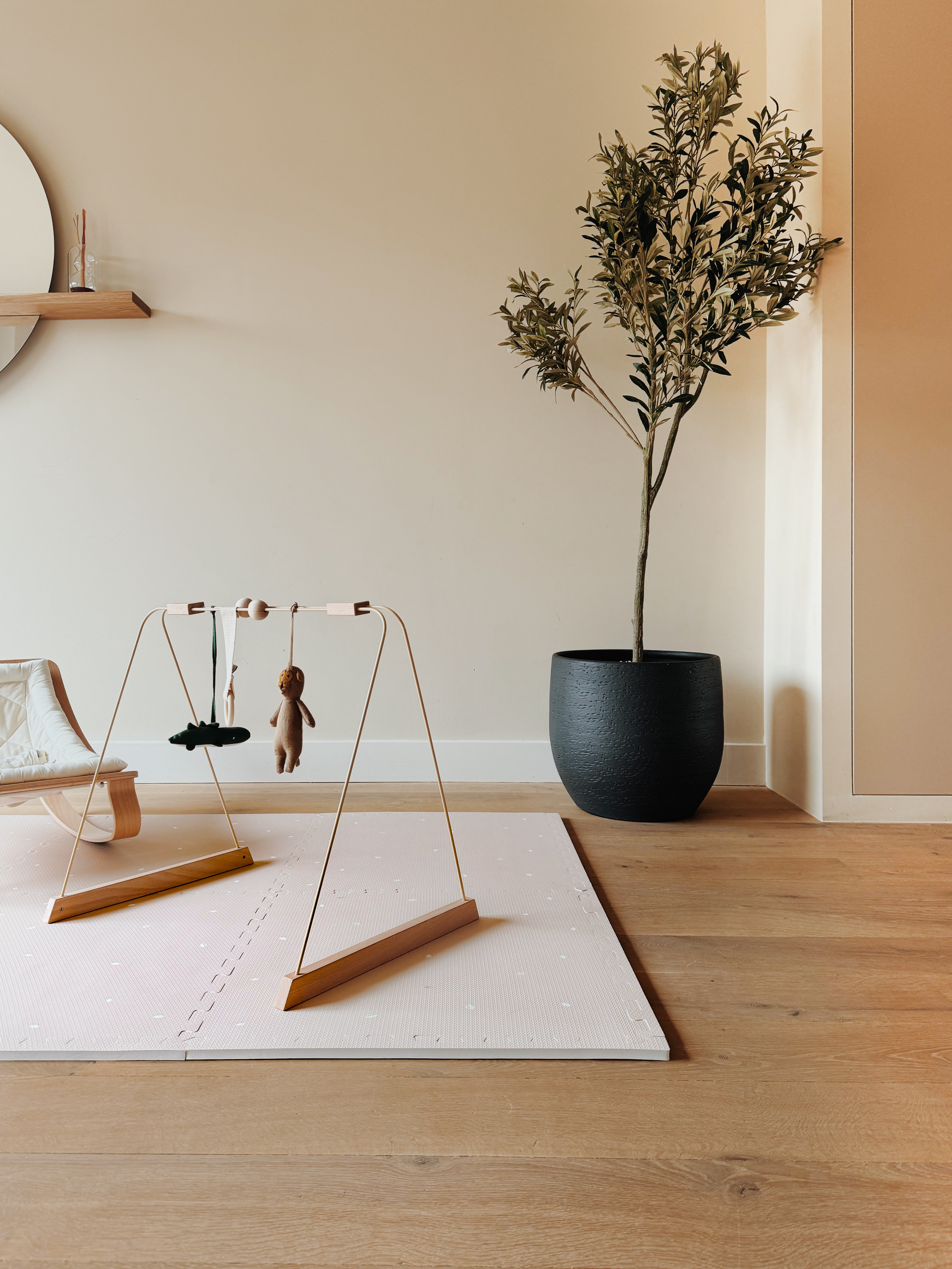 Stijlvolle puzzelmat in beige tint. Geschikt vanaf de geboorte en ideaal als veilige speelplek voor babykamer of speelhoek.
