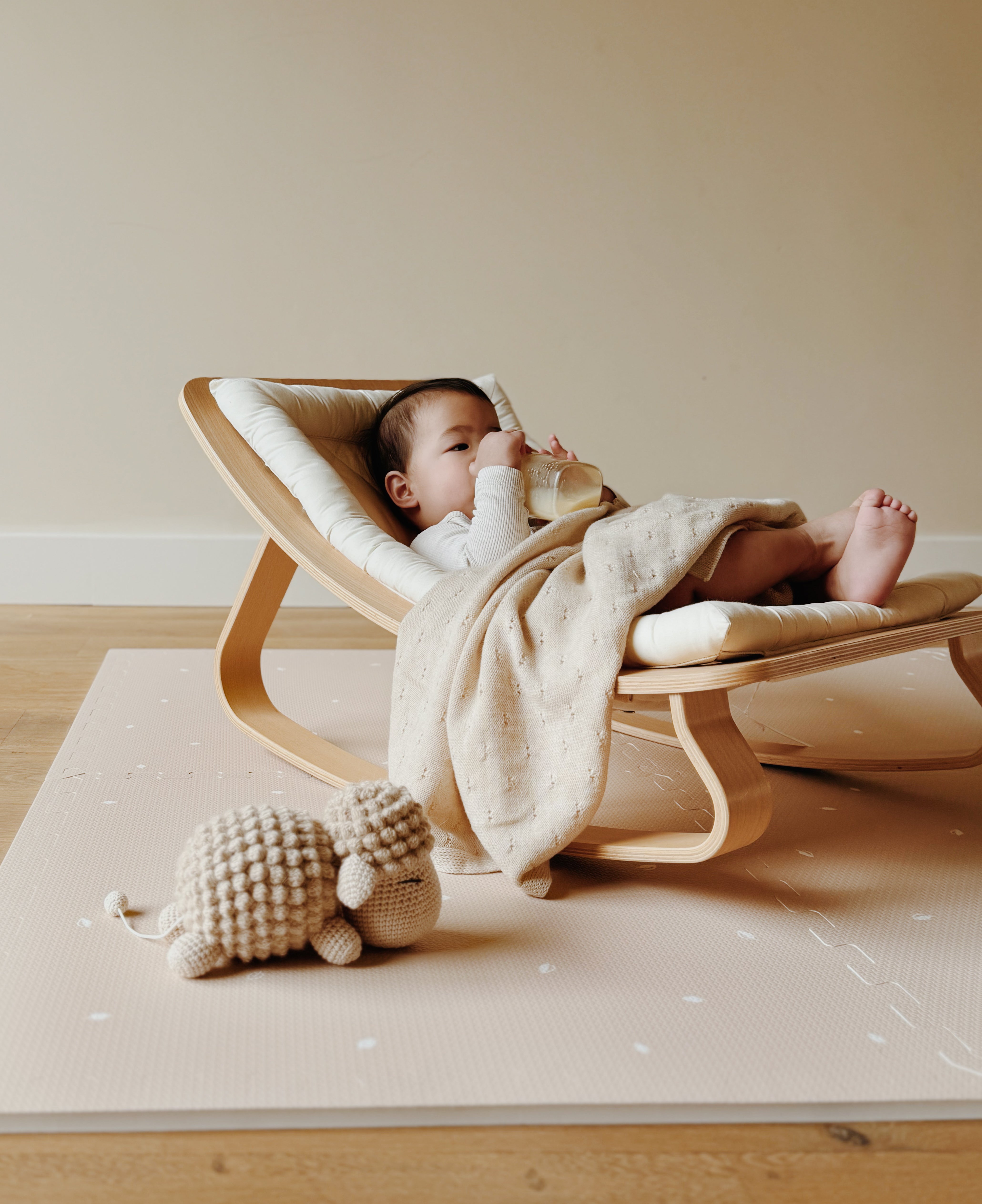 Veilige puzzelmat vanaf 0+ maanden. Vrij van schadelijke stoffen, CE en REACH gecertificeerd. Ideaal voor een veilige en stimulerende kinderkamer.