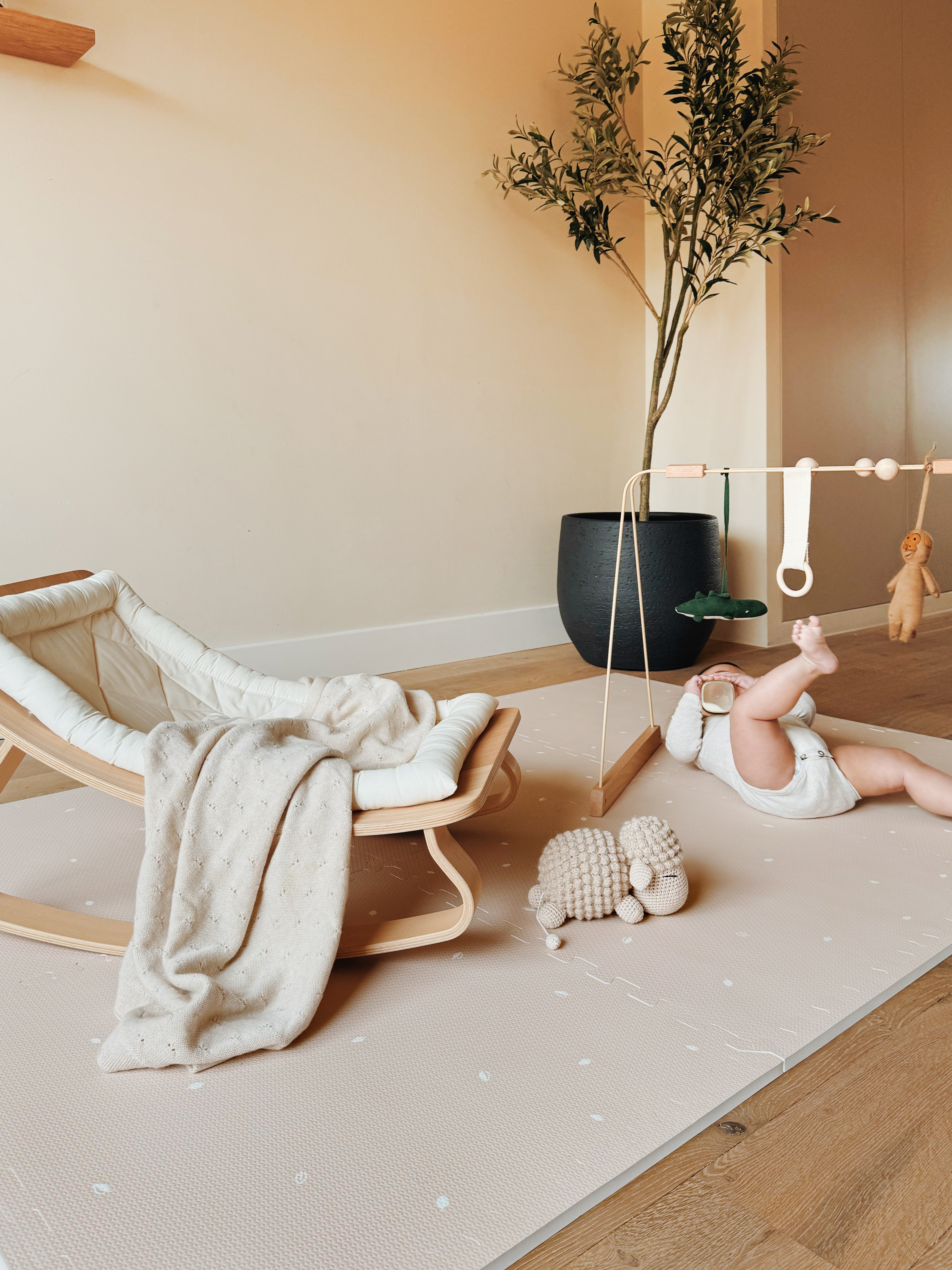 Neutrale puzzelmat voor baby’s en kinderen. Stimuleert motorische vaardigheden en biedt een veilige speelruimte in de kinderkamer.