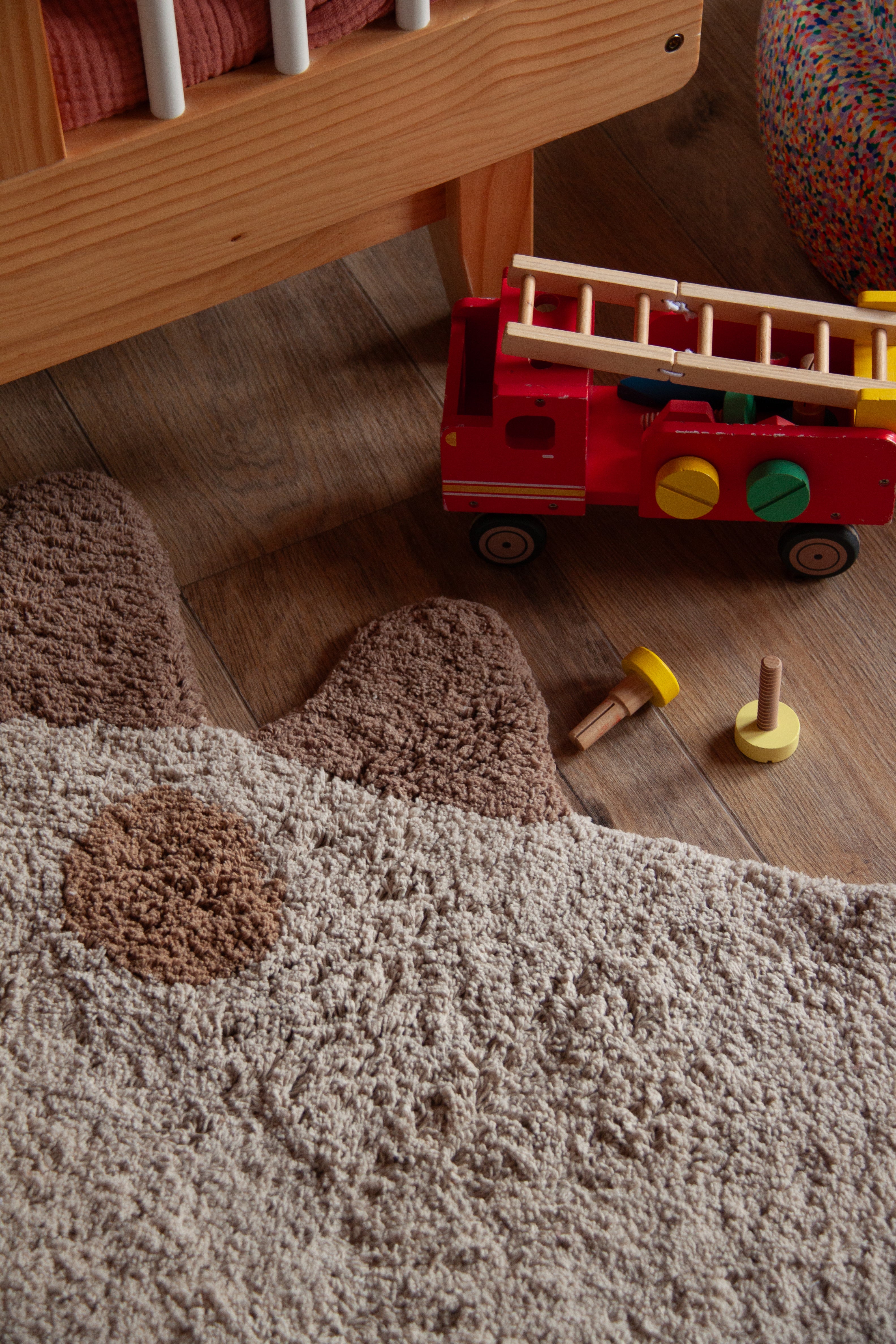 Licht vloerkleed Sandy Saurus – combineert comfort, veiligheid en speelsheid.