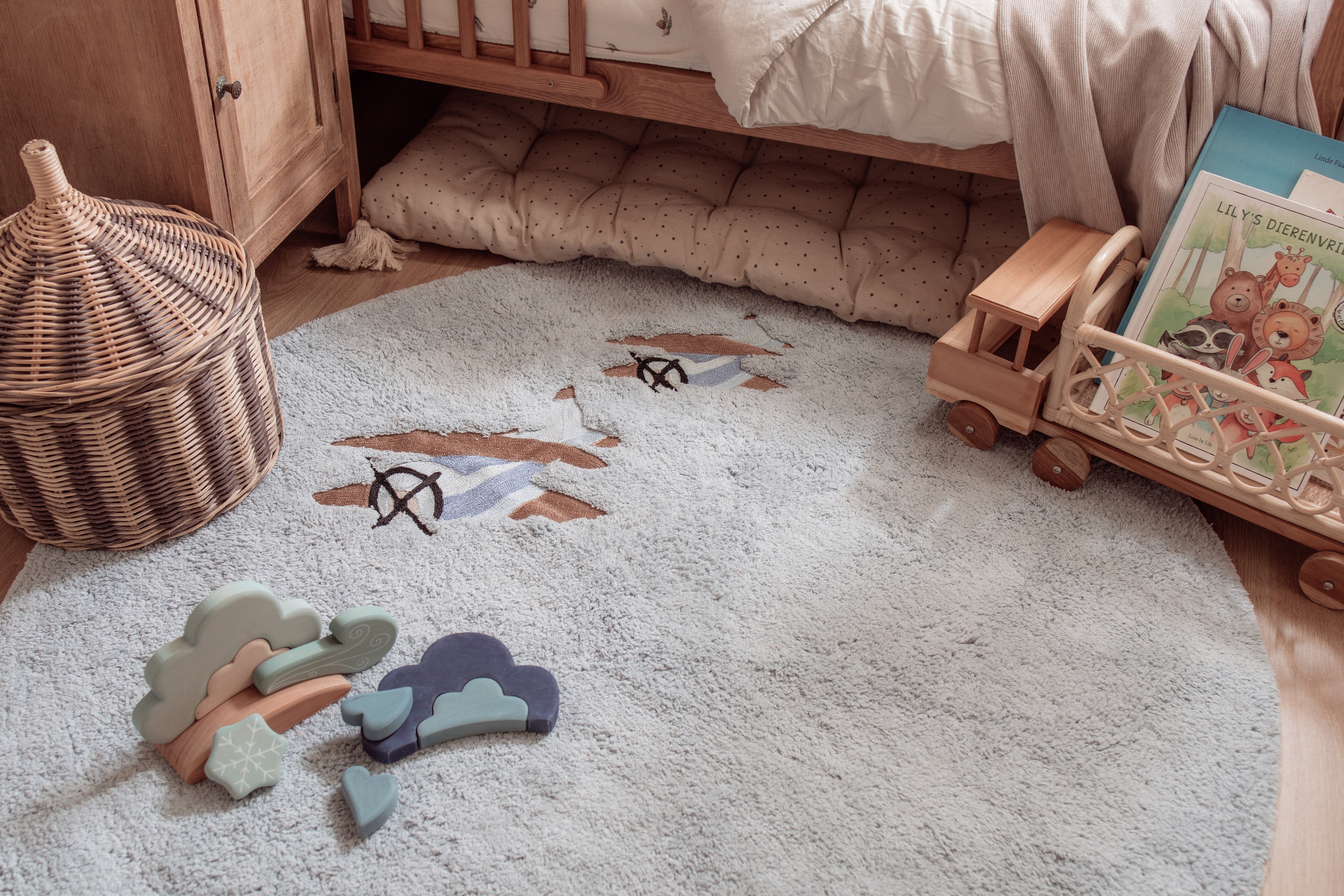 Up in the Air vloerkleed – blauw handgeborduurd tapijt met vliegtuigjes