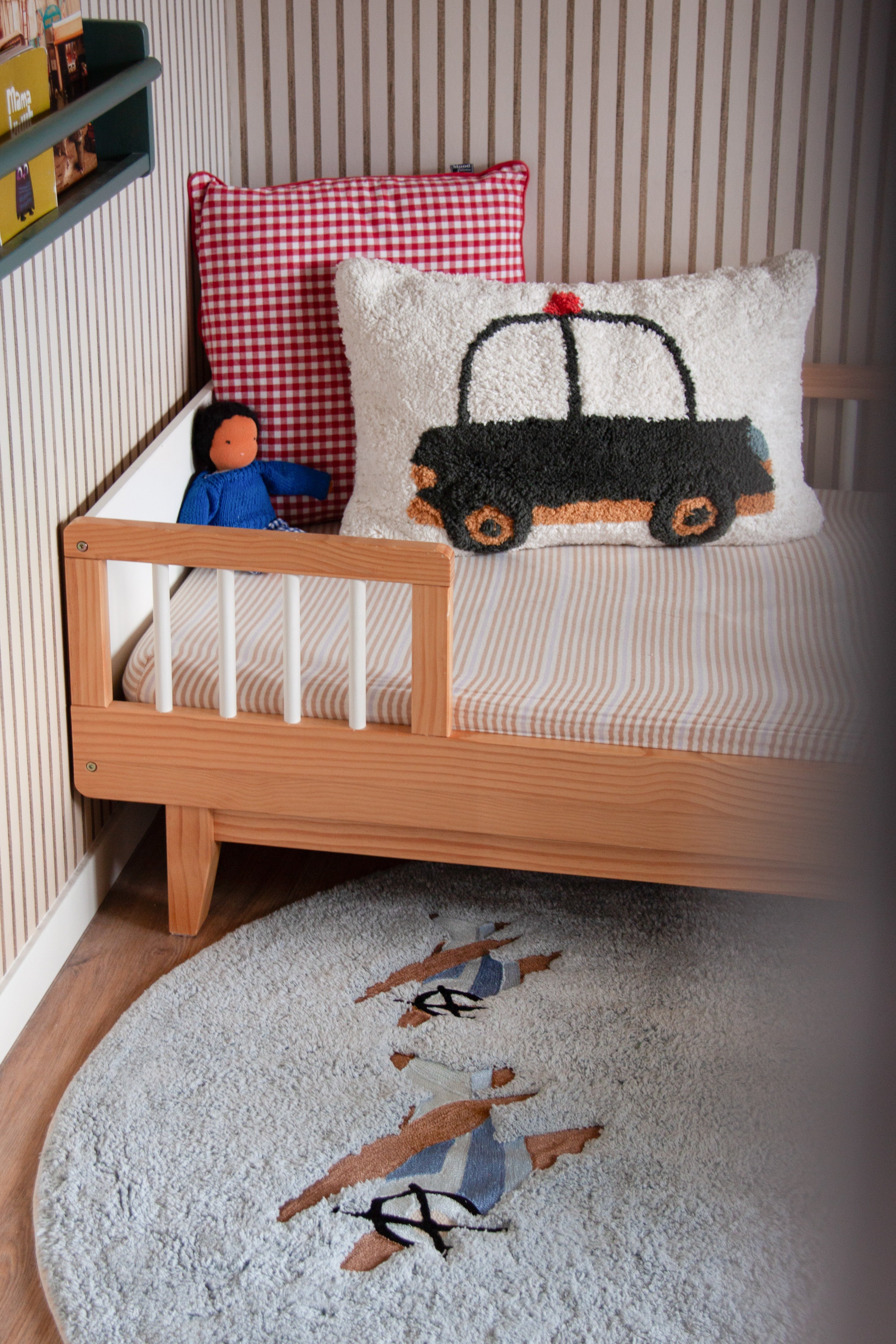 Handgemaakt Up in the Air kinderkamer vloerkleed met geborduurde details