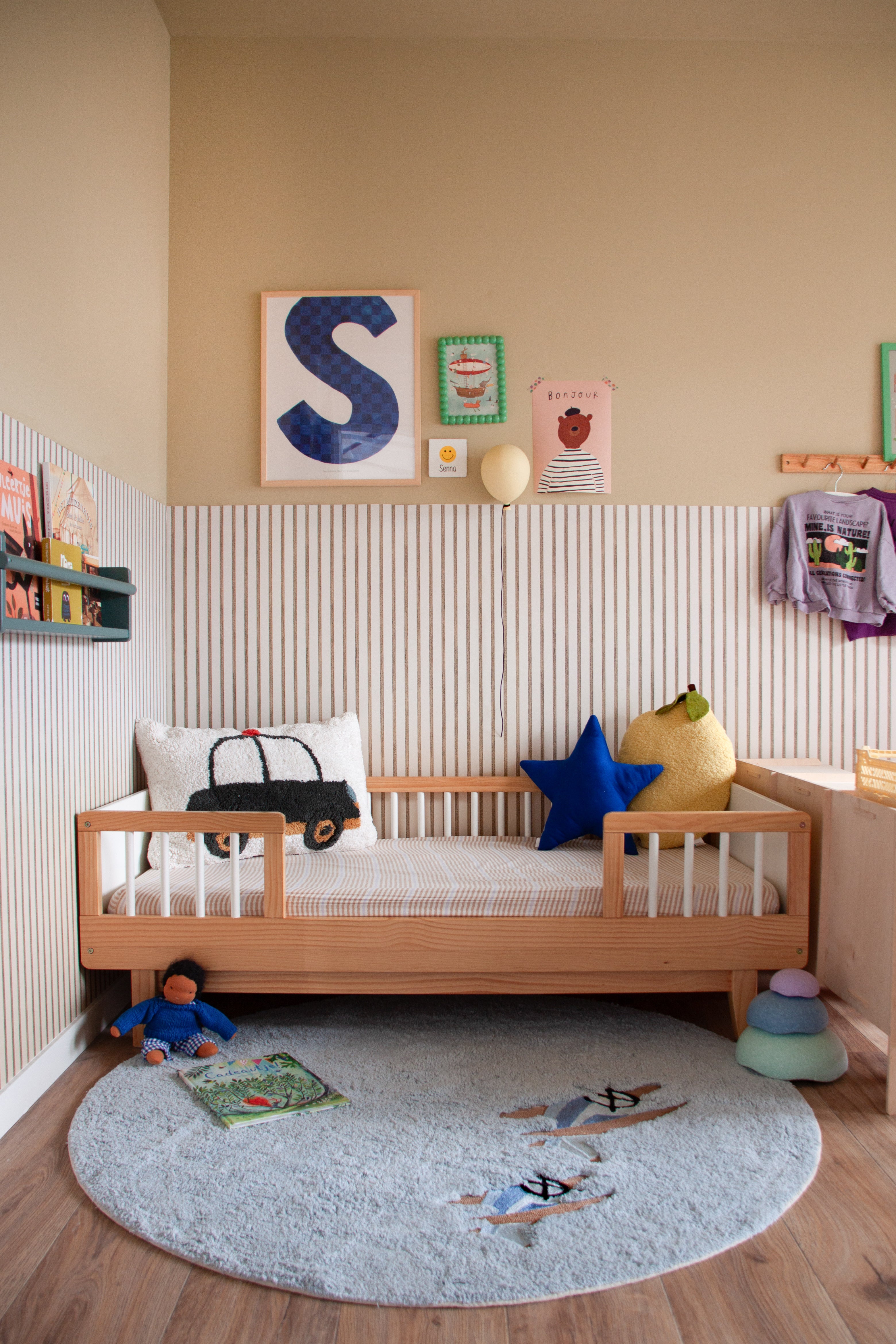 Stijlvol rond vloerkleed voor de baby- en kinderkamer. Up in the Air in blauw met handgeborduurde vliegtuigjes. Handgemaakt & uniek design.