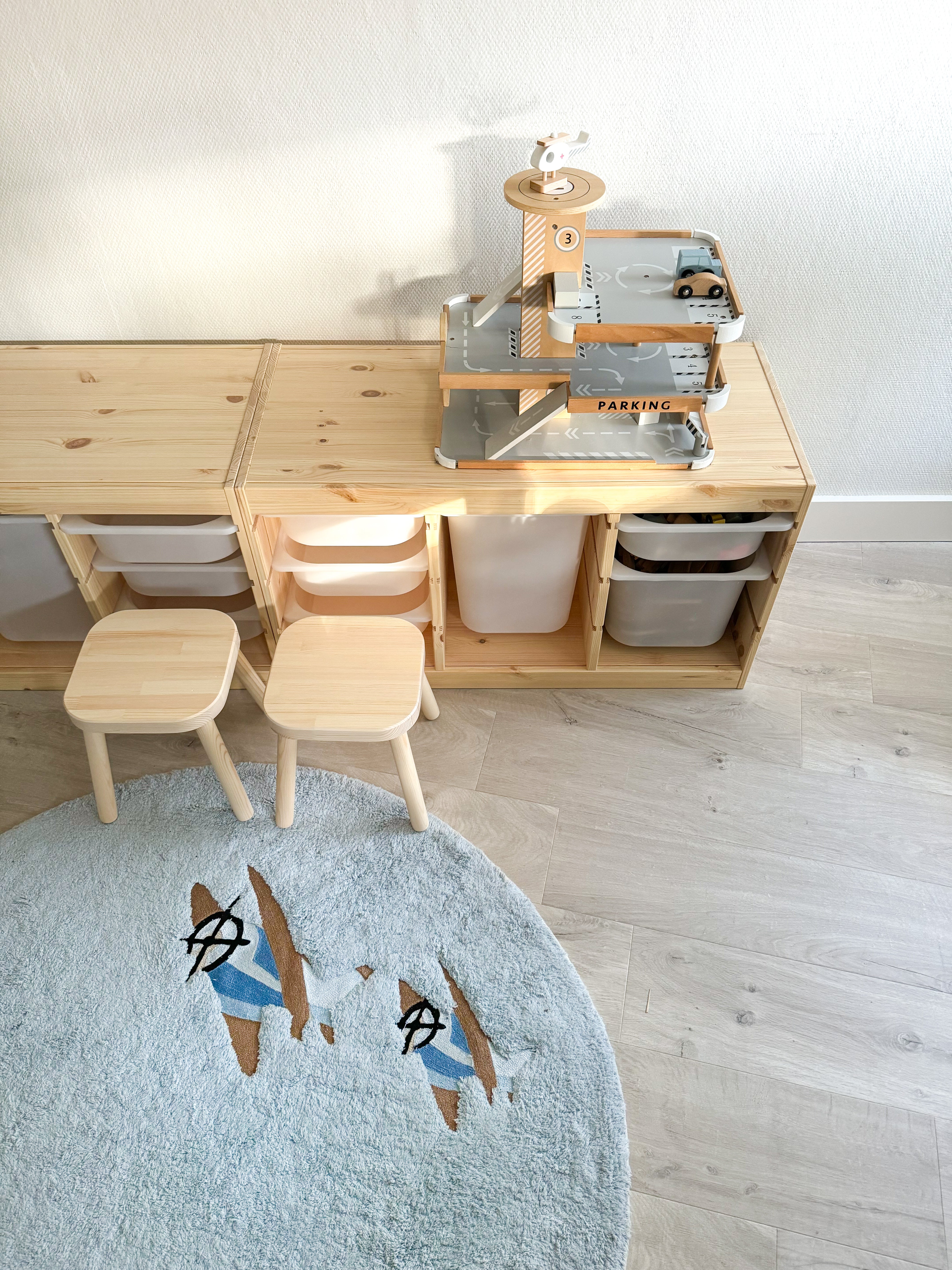 Blauw kinderkamer vloerkleed rond – Up in the Air met vliegtuig motief