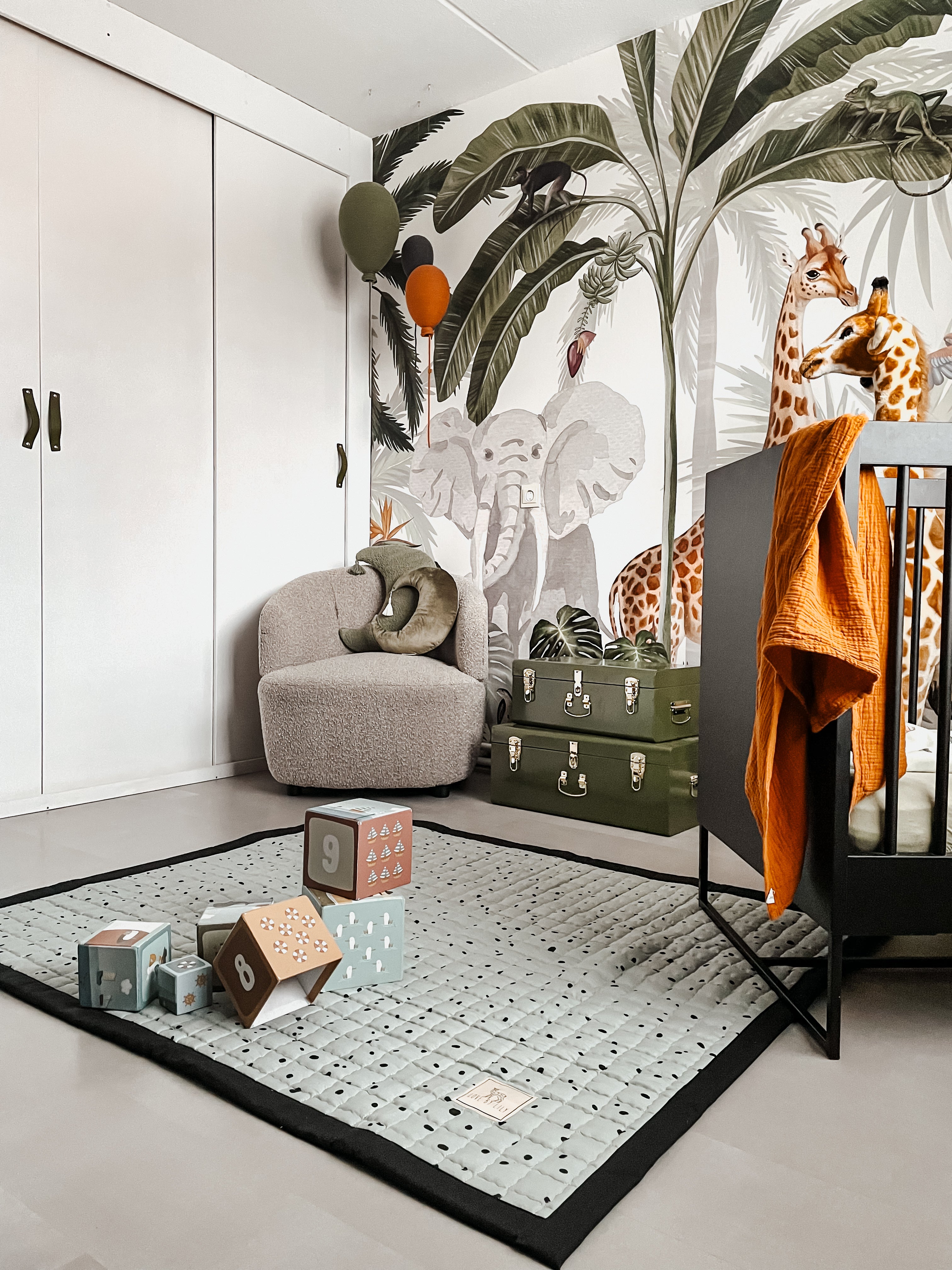 Een groen speelkleed met kunstzinnige zwarte vlekken – natuurlijk, uniek en modern.