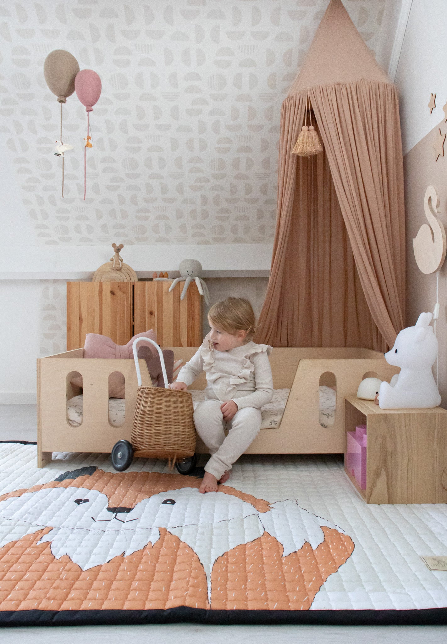 Avontuurlijk speelkleed met een nieuwsgierige vos, klaar om ontdekt te worden.