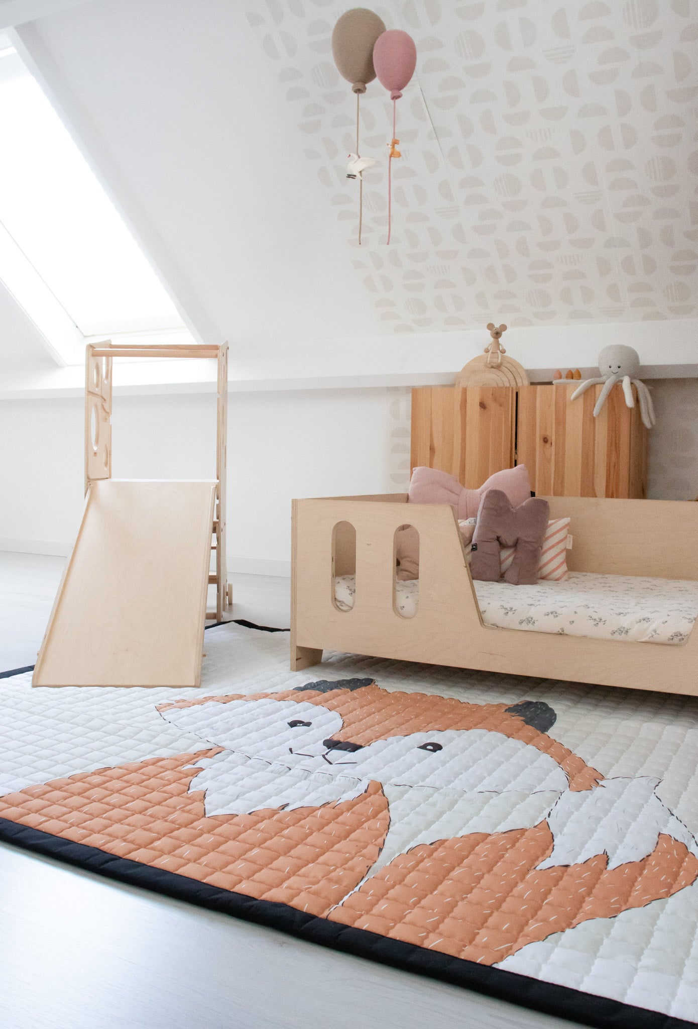 Speelkleed met een vrolijk vosje, perfect voor kleine avonturiers.