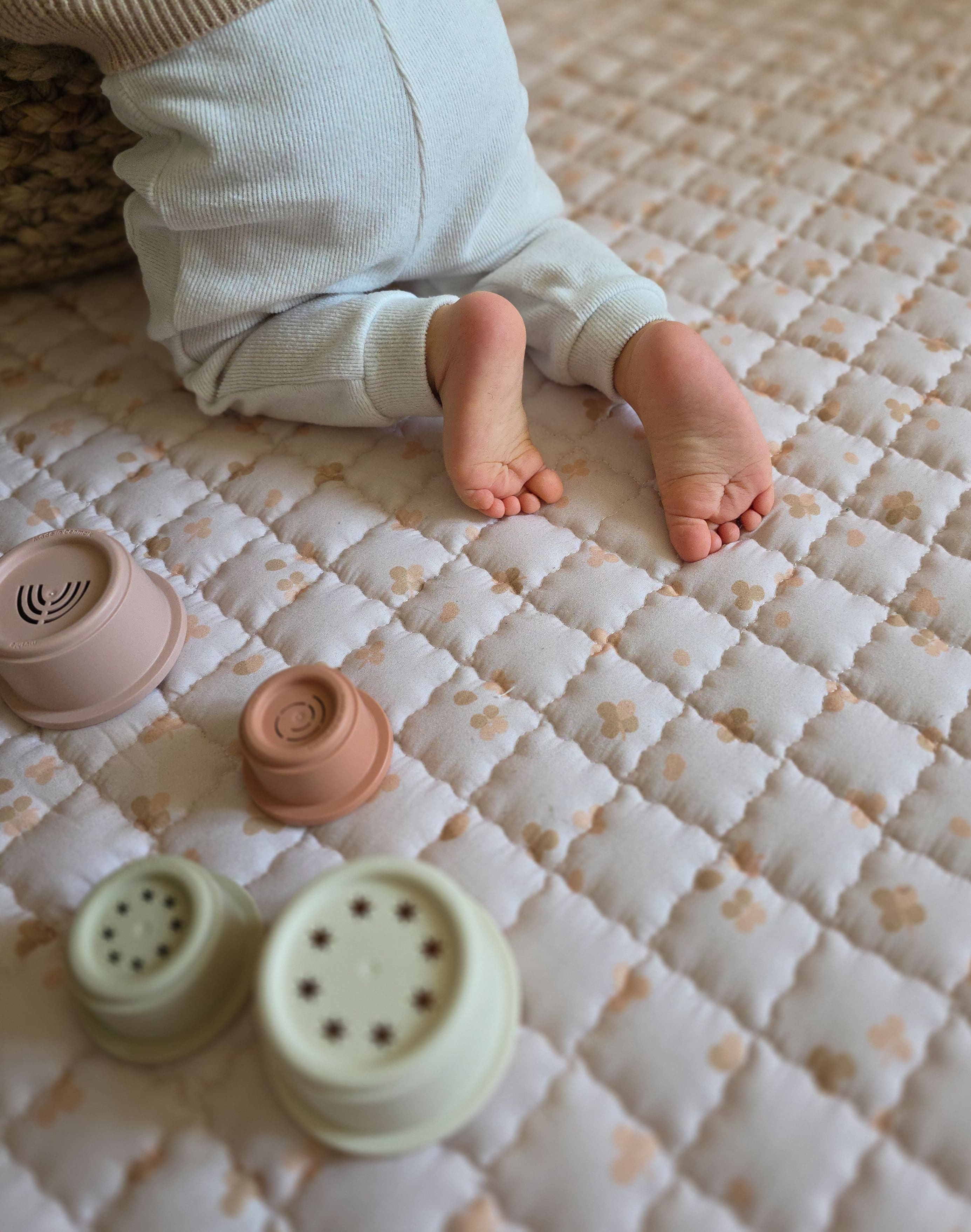Zacht speelkleed Sandy Clovers met goede grip en warme tinten.