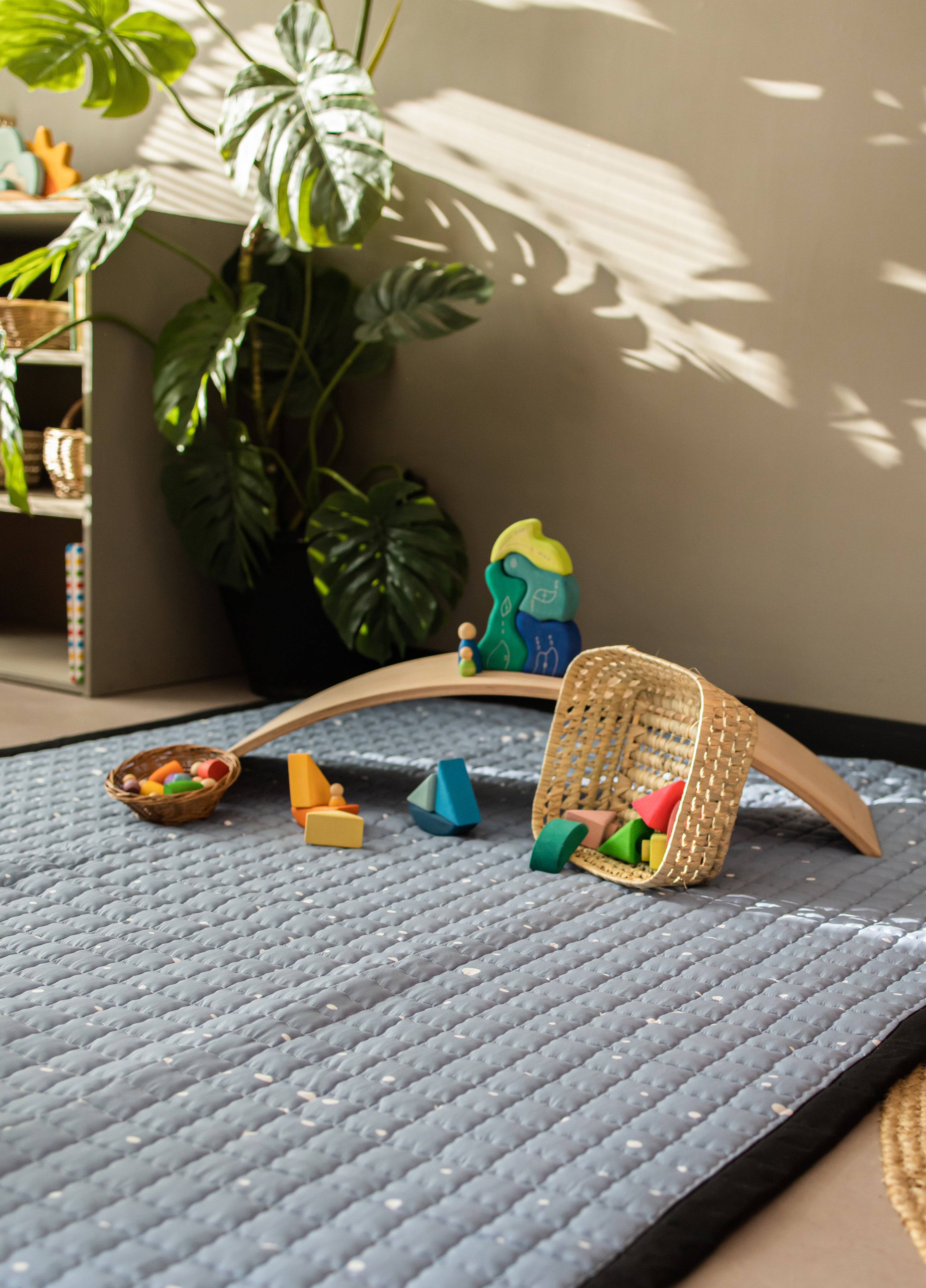 Zacht blauw speelkleed met subtiele witte stipjes – stijlvol en kalm.