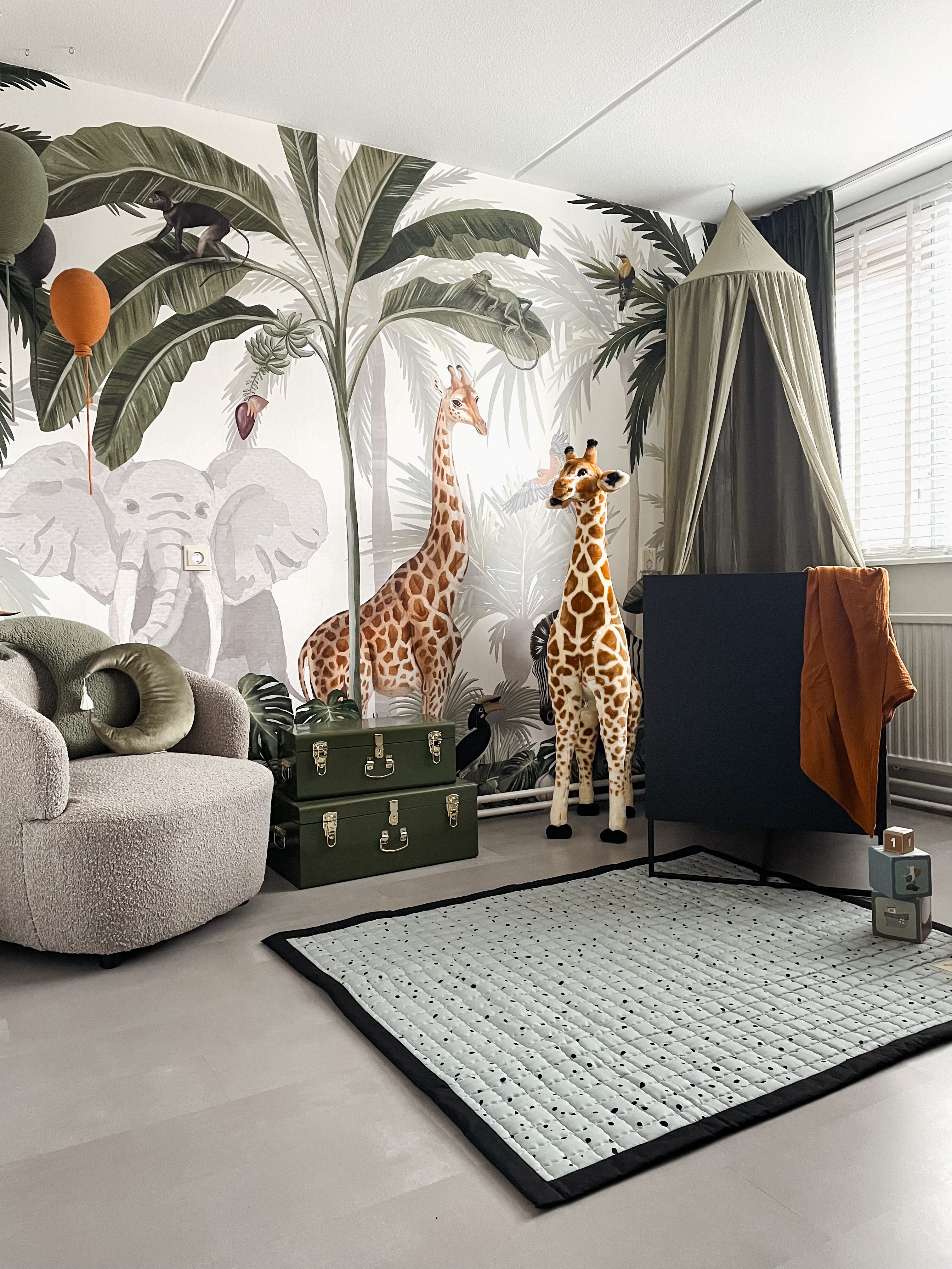 Organische vormen op een zachte mosgroene basis – een serene plek voor spel en rust.