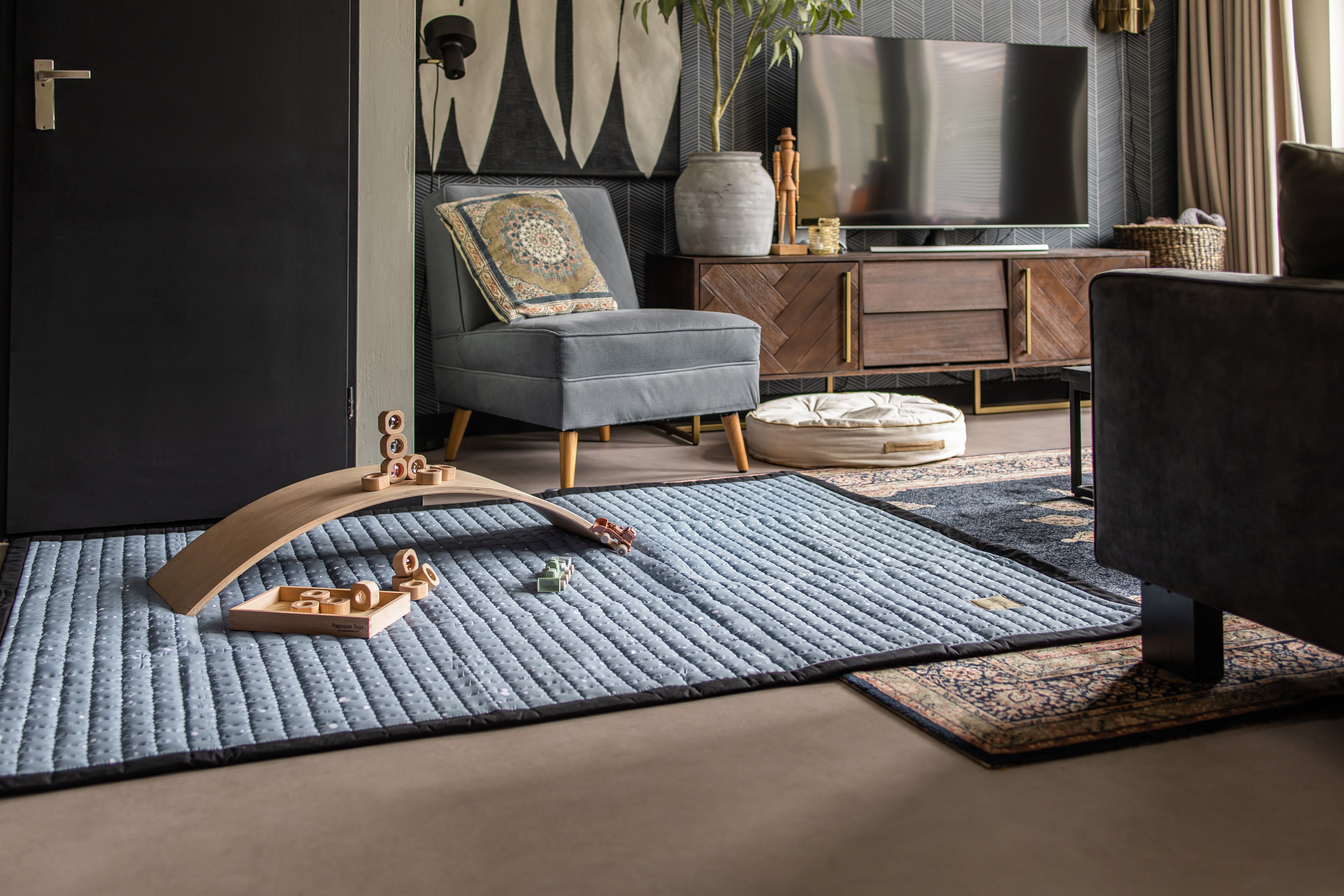 Blauwe basis met witte stipjes die doen denken aan sneeuwvlokken op een winterdag.