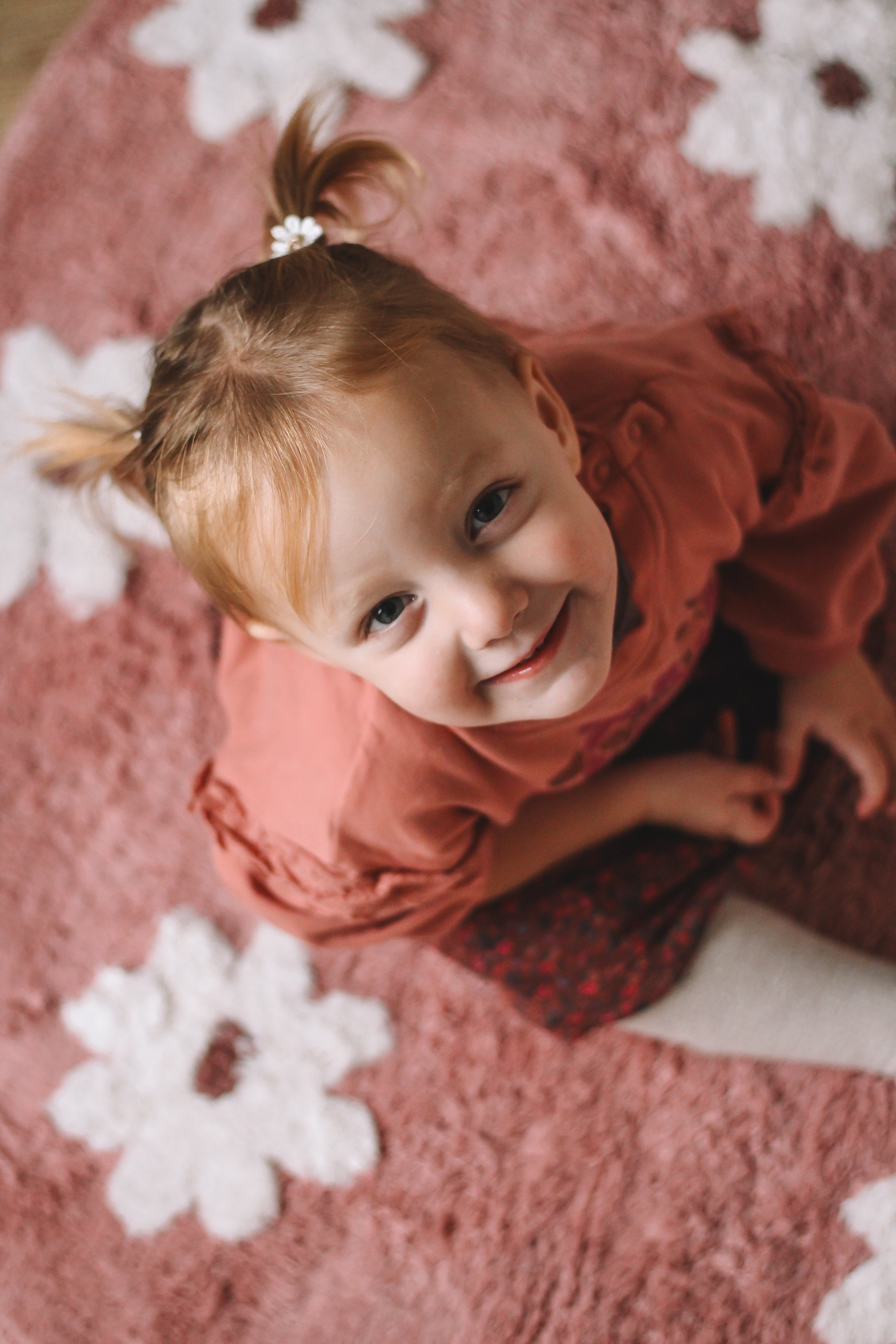 Handgemaakt zacht roze vloerkleed voor in de babykamer