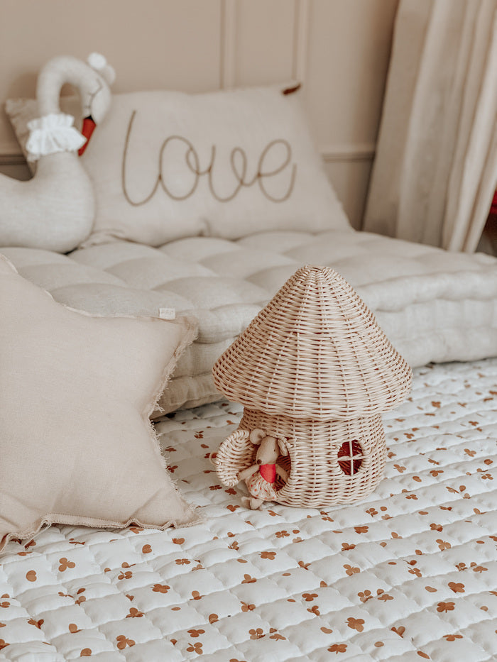 Speelkleed met klavertjes en warme zonnestralen – fris en vrolijk.
